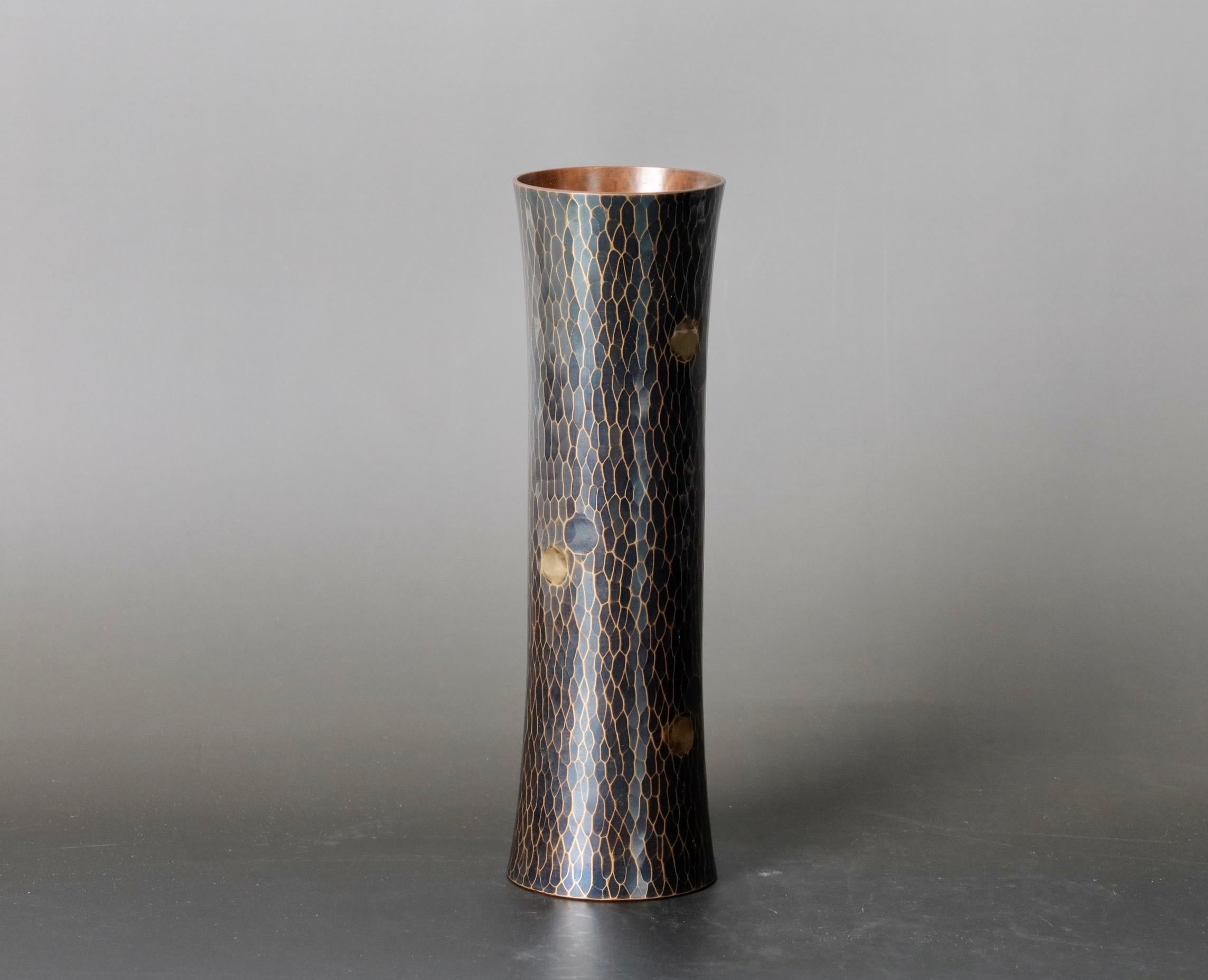20th Century Signed by Kyuhoudou Hand-Hammered Copper Vase from Japan In Good Condition For Sale In Fukuoka, JP