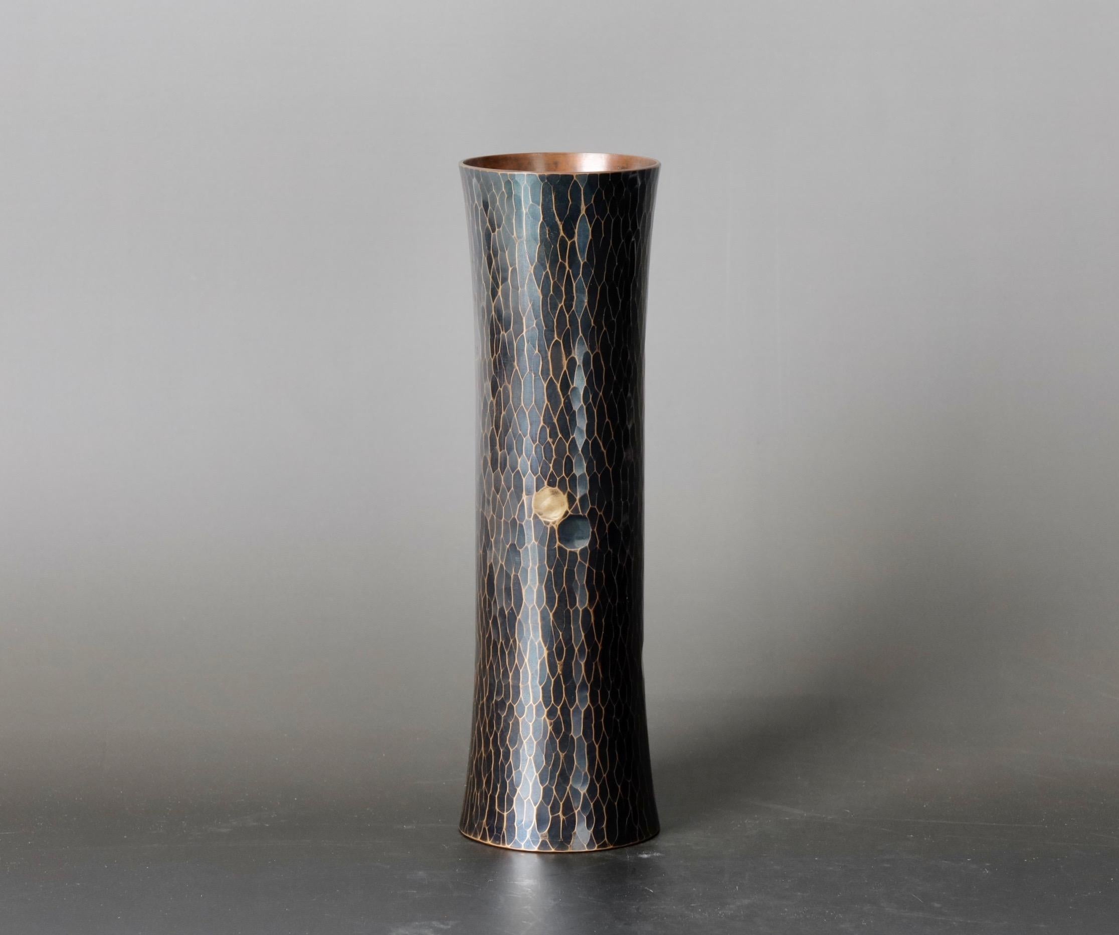 Milieu du XXe siècle Vase en cuivre martelé à la main du 20ème siècle signé par Kyuhoudou, Japon  en vente