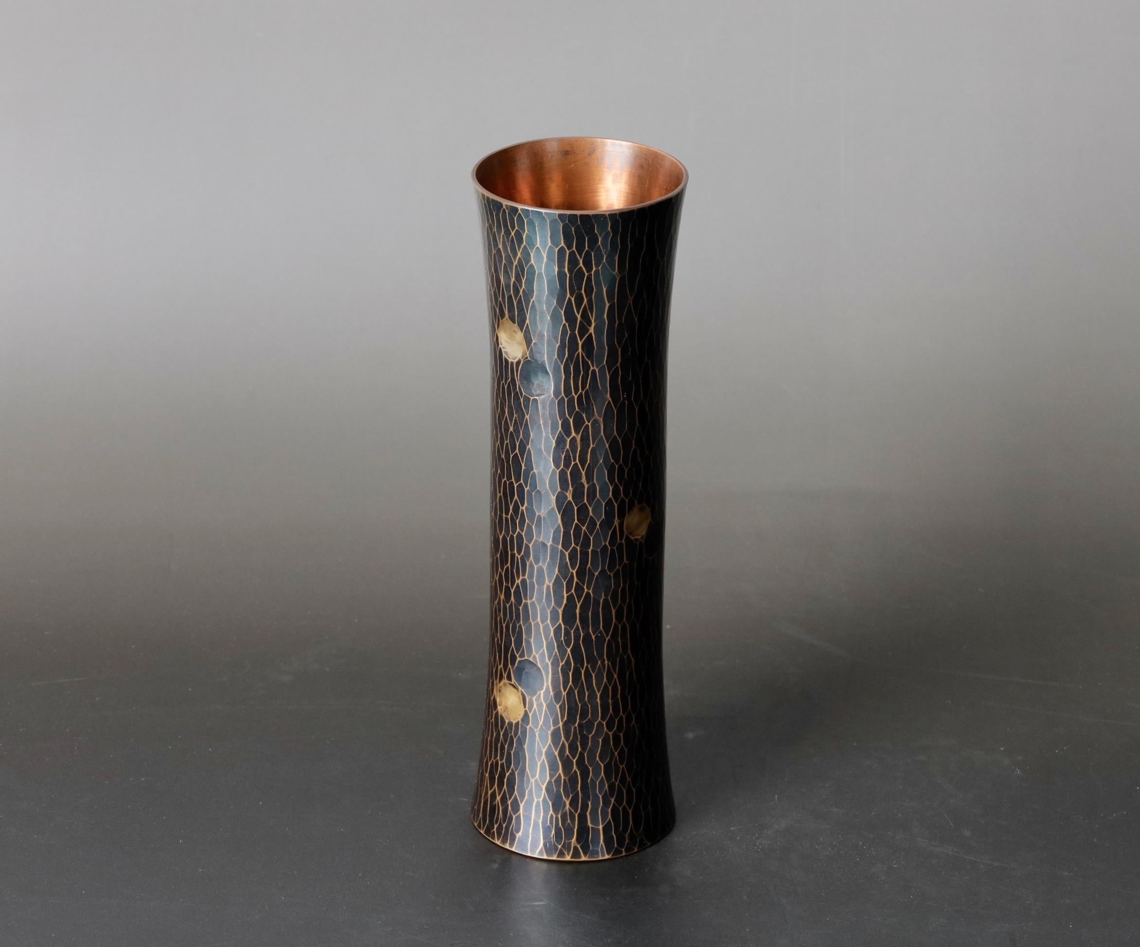 20th Century Signed by Kyuhoudou Hand-Hammered Copper Vase from Japan For Sale 2