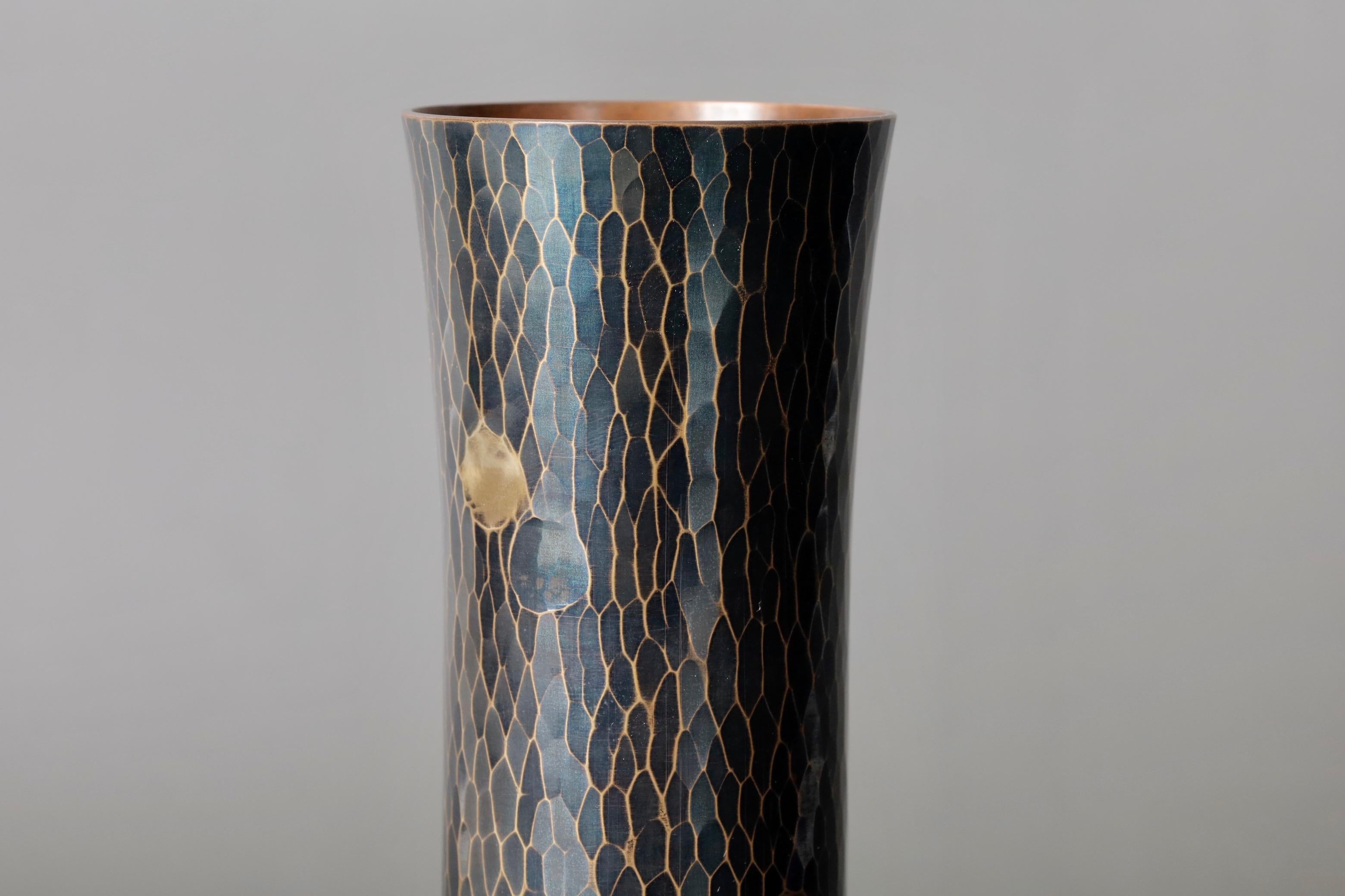20th Century Signed by Kyuhoudou Hand-Hammered Copper Vase from Japan For Sale 3