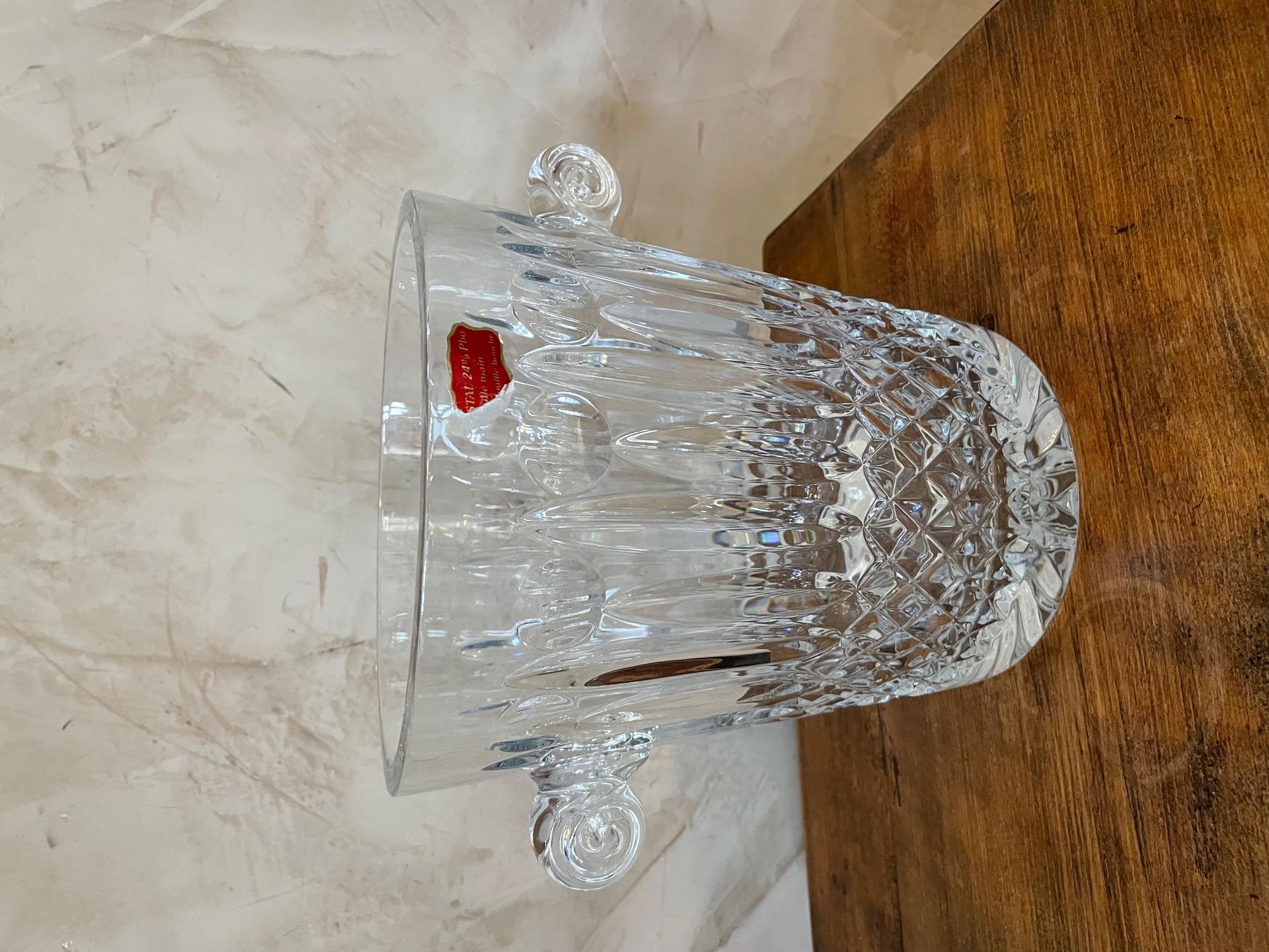 Very beautiful crystal champagne bucket from the 50s in large size.
Two snail handles on the sides. Beautiful carving details.
Signature Jean Marie below, 458/500.
Crystal label a little torn off.
Very nice quality.