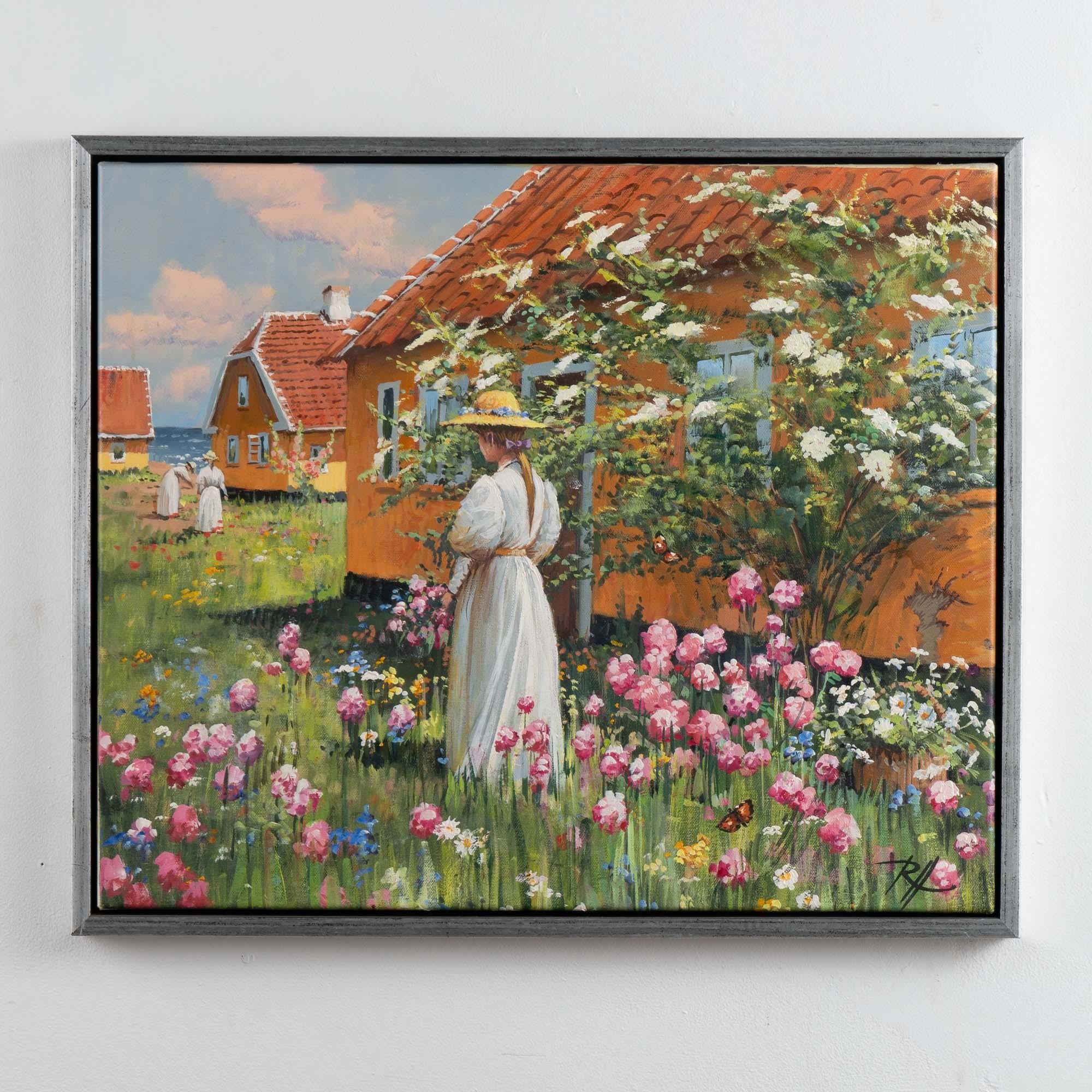 Este cuadro deliciosamente brillante y colorido parece la costa de Skagen, Dinamarca, con sus tradicionales casas amarillas y tejados de tejas rojas. Con un vaporoso vestido blanco de verano, una mujer joven camina entre mariposas, flores