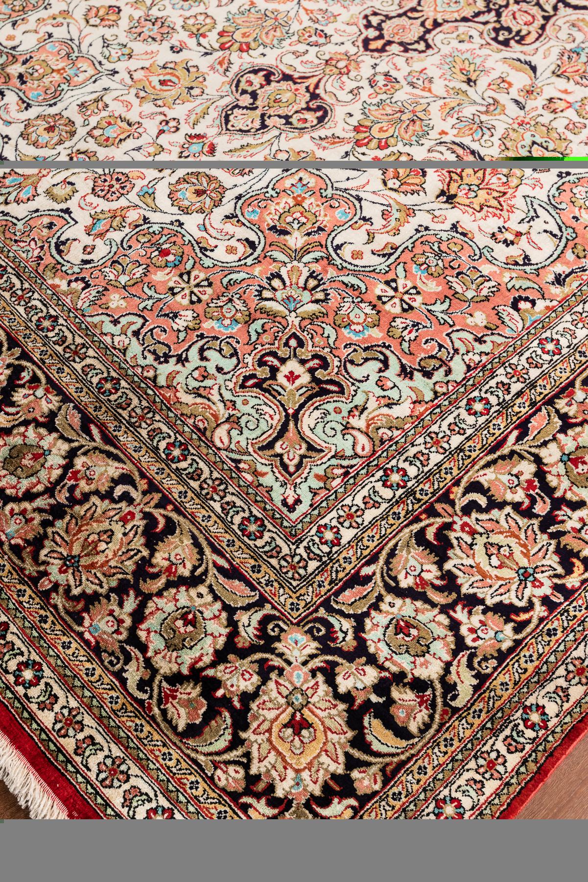 Tapis Ghom en soie du 20e siècle dans les tons pastel Excellent état - En vente à Barueri, SP, BR