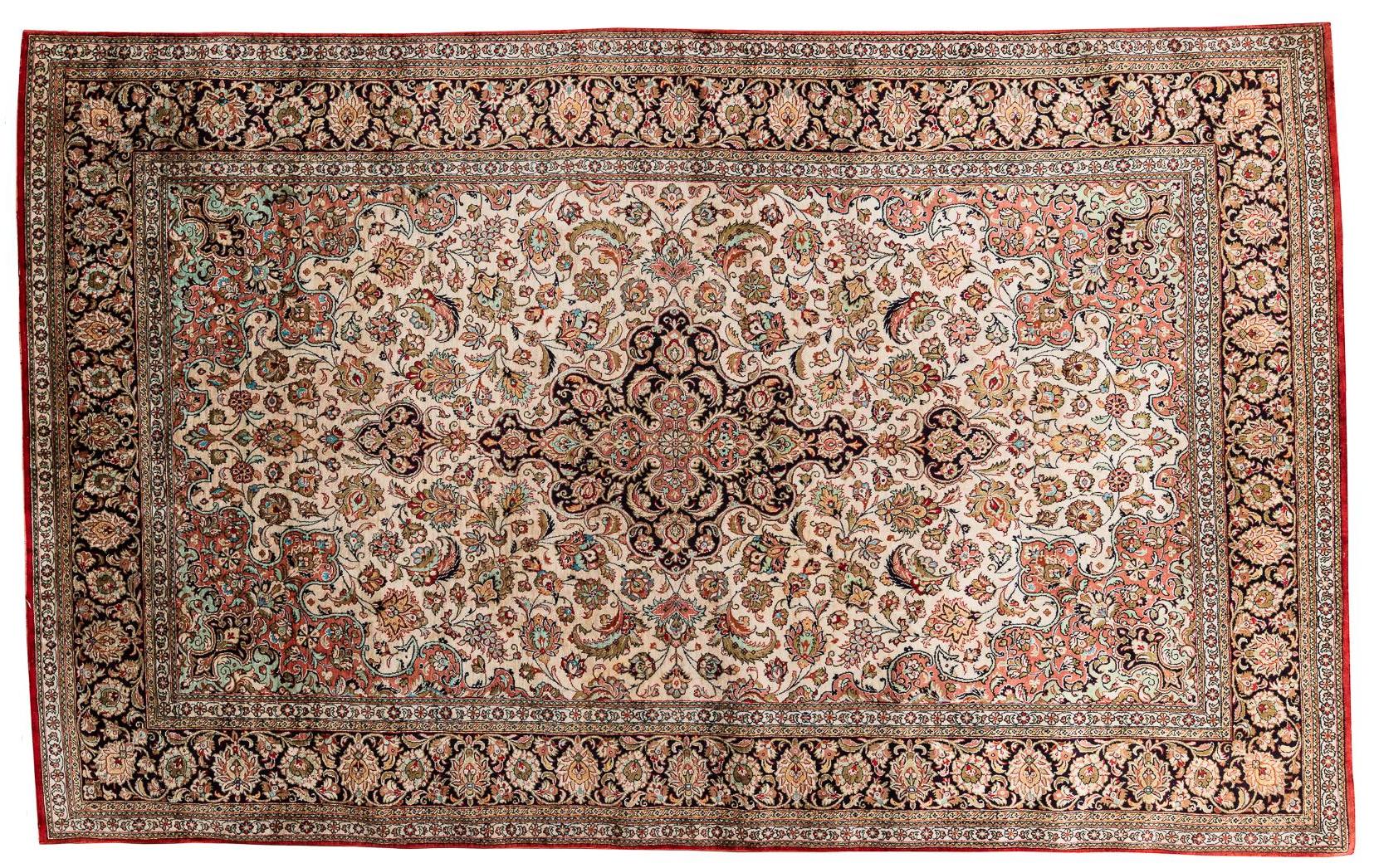 20ième siècle Tapis Ghom en soie du 20e siècle dans les tons pastel en vente