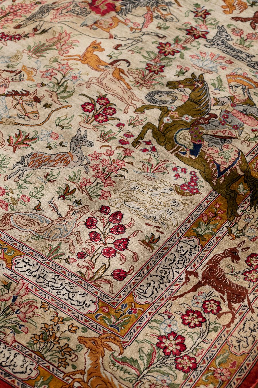 Tapis en soie du XXe siècle de style Ghom avec scène de chasse et bordures décoratives Excellent état - En vente à Barueri, SP, BR