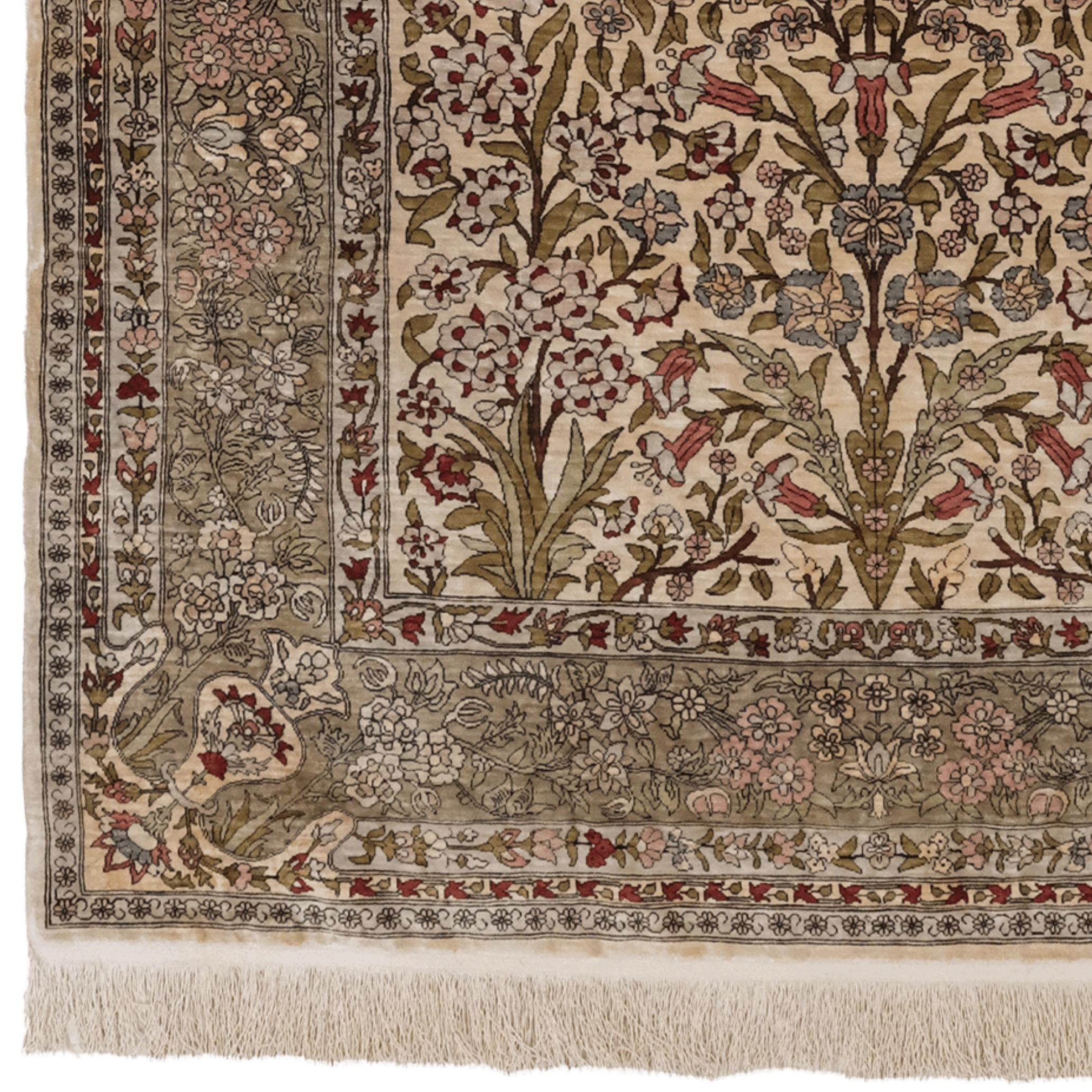 Esta elegante alfombra Hereke de seda fue meticulosamente tejida a mediados del siglo XX en los renombrados talleres de Hereke (Turquía). Fabricado íntegramente en seda pura, destaca no sólo por su refinada técnica de tejido, sino también por el