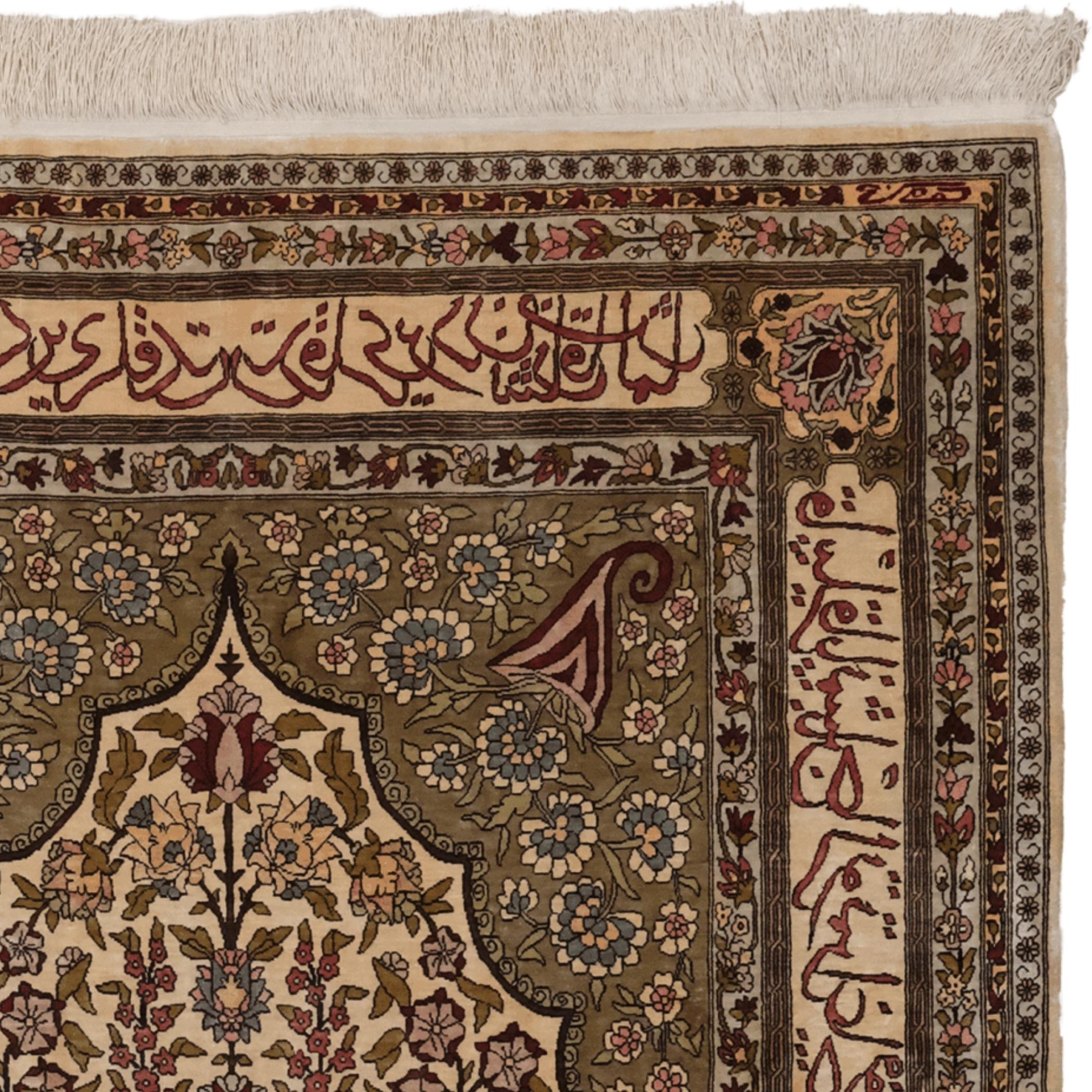 Alfombra de oración Hereke de seda del siglo XX Tejido a mano en venta