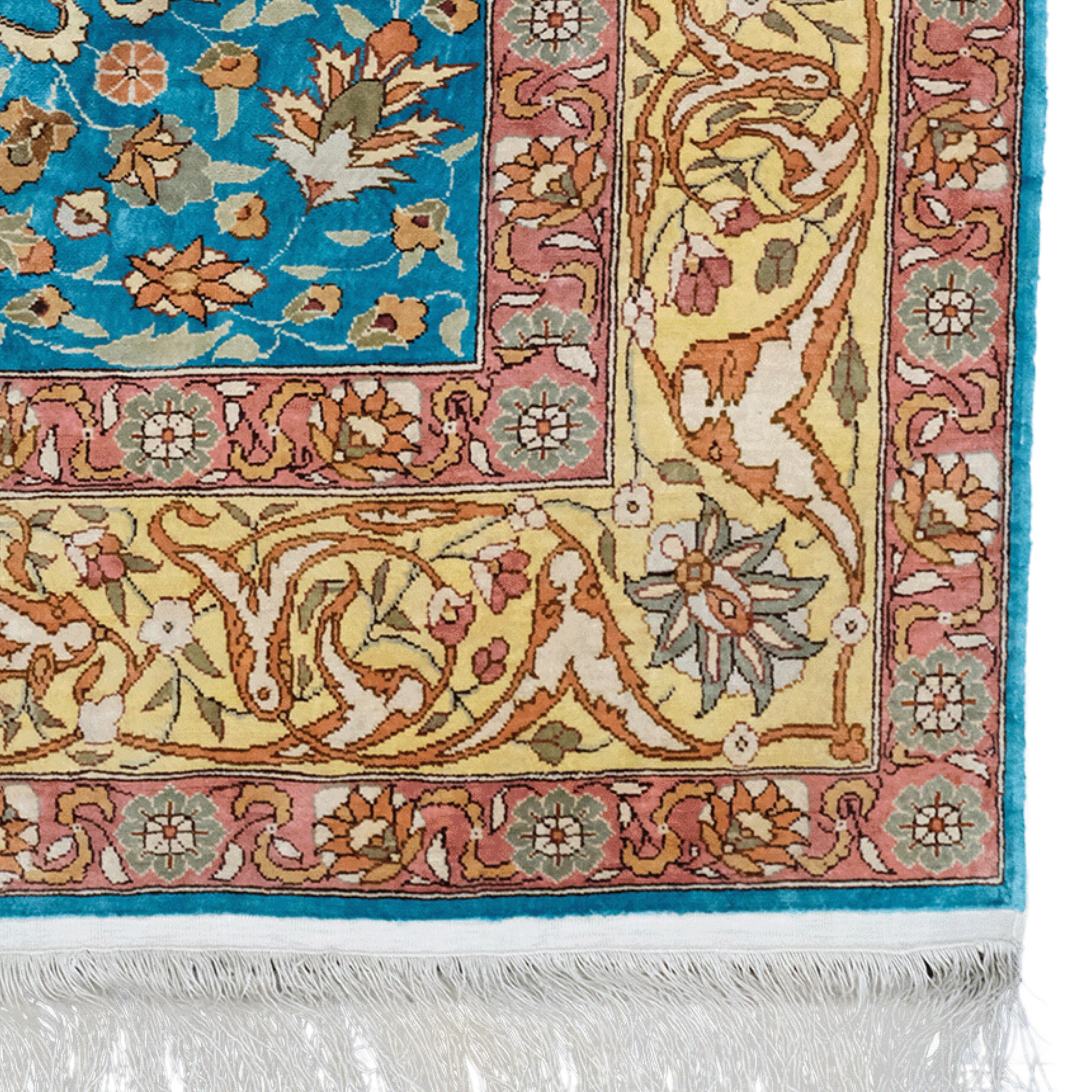 20th Century Silk Hereke Rug - Vintage Silk Hereke Rug In Good Condition For Sale In Sultanahmet, 34