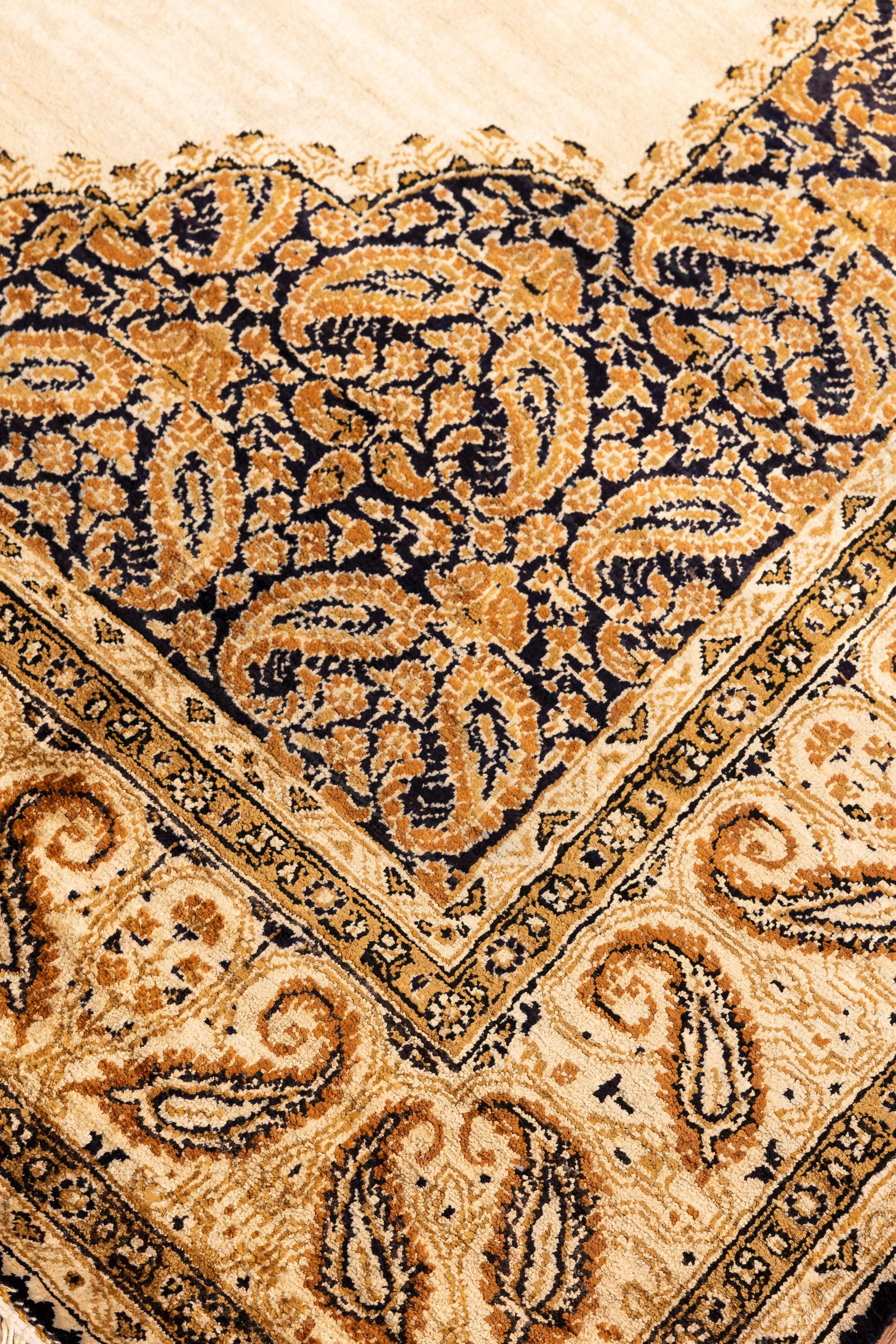 Seidenteppich des 20. Jahrhunderts mit elfenbeinfarbenem Feld und marinegoldenem Paisley-Medaillon im Zustand „Hervorragend“ im Angebot in Barueri, SP, BR