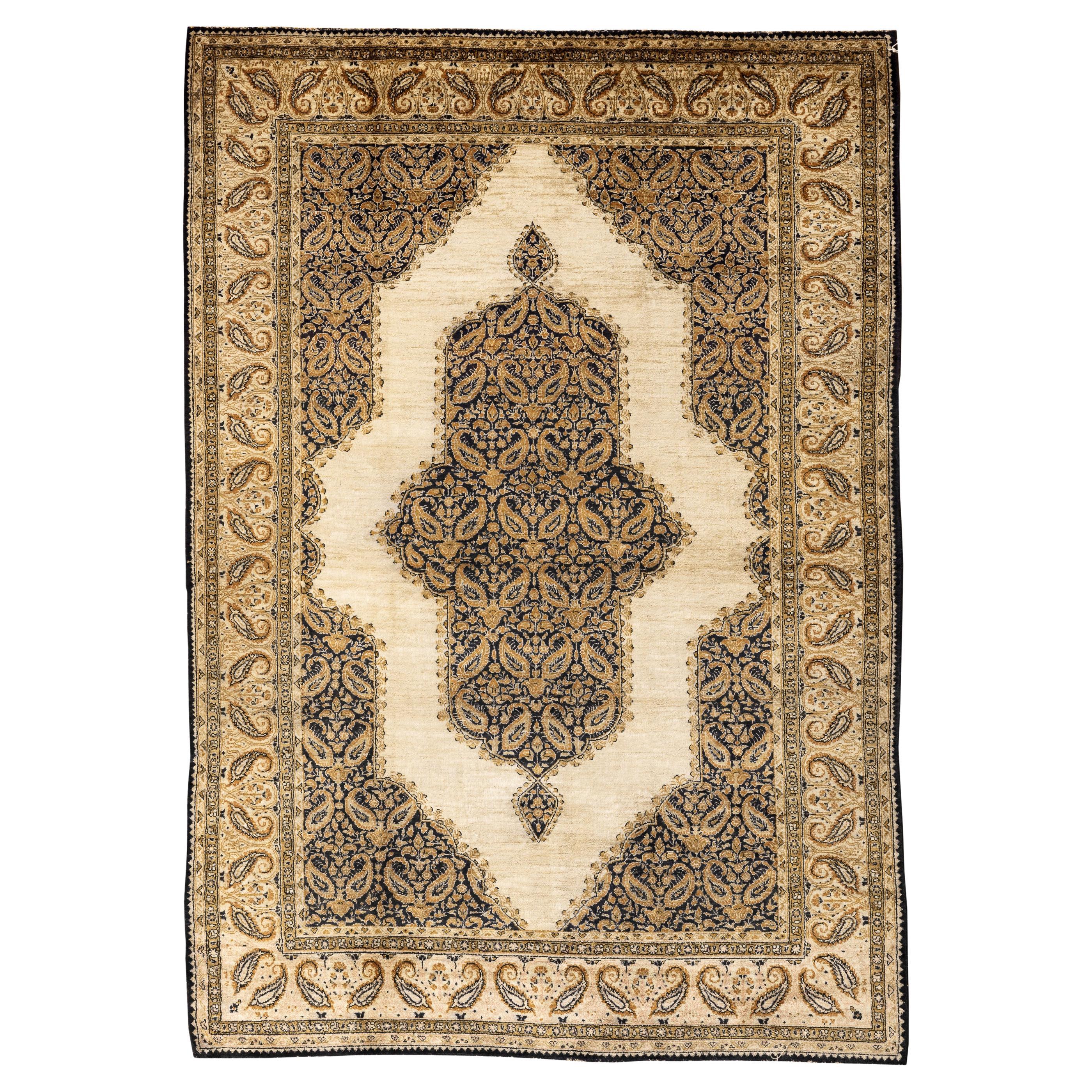 Seidenteppich des 20. Jahrhunderts mit elfenbeinfarbenem Feld und marinegoldenem Paisley-Medaillon im Angebot