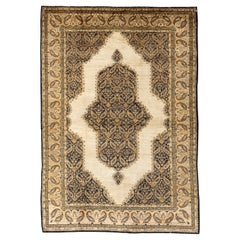 Seidenteppich des 20. Jahrhunderts mit elfenbeinfarbenem Feld und marinegoldenem Paisley-Medaillon