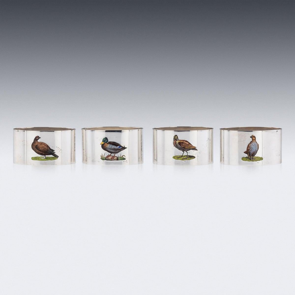 Ensemble de quatre ronds de serviette anciens en argent massif du 20e siècle représentant des oiseaux émaillés tels que la bécassine, la perdrix, la gélinotte et le canard. Les ronds de serviette sont de forme obovale et sont d'un excellent poids.
