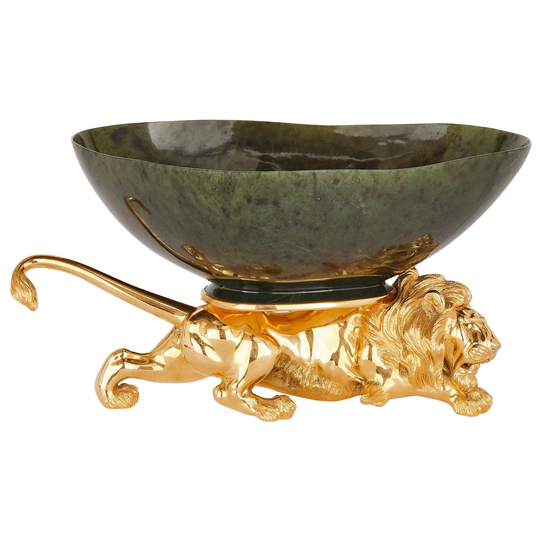 Dekorative Schale mit geschwungenem Löwen aus Silber, vergoldet und mit Nephrit, 20. Jahrhundert
