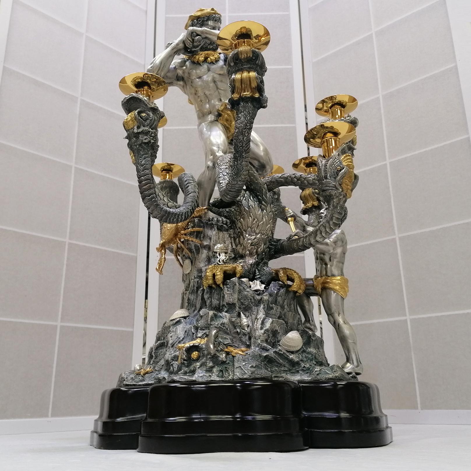 Candelabro italiano d'argento del XX secolo Ercole e Hidra su base di legno in vendita 2