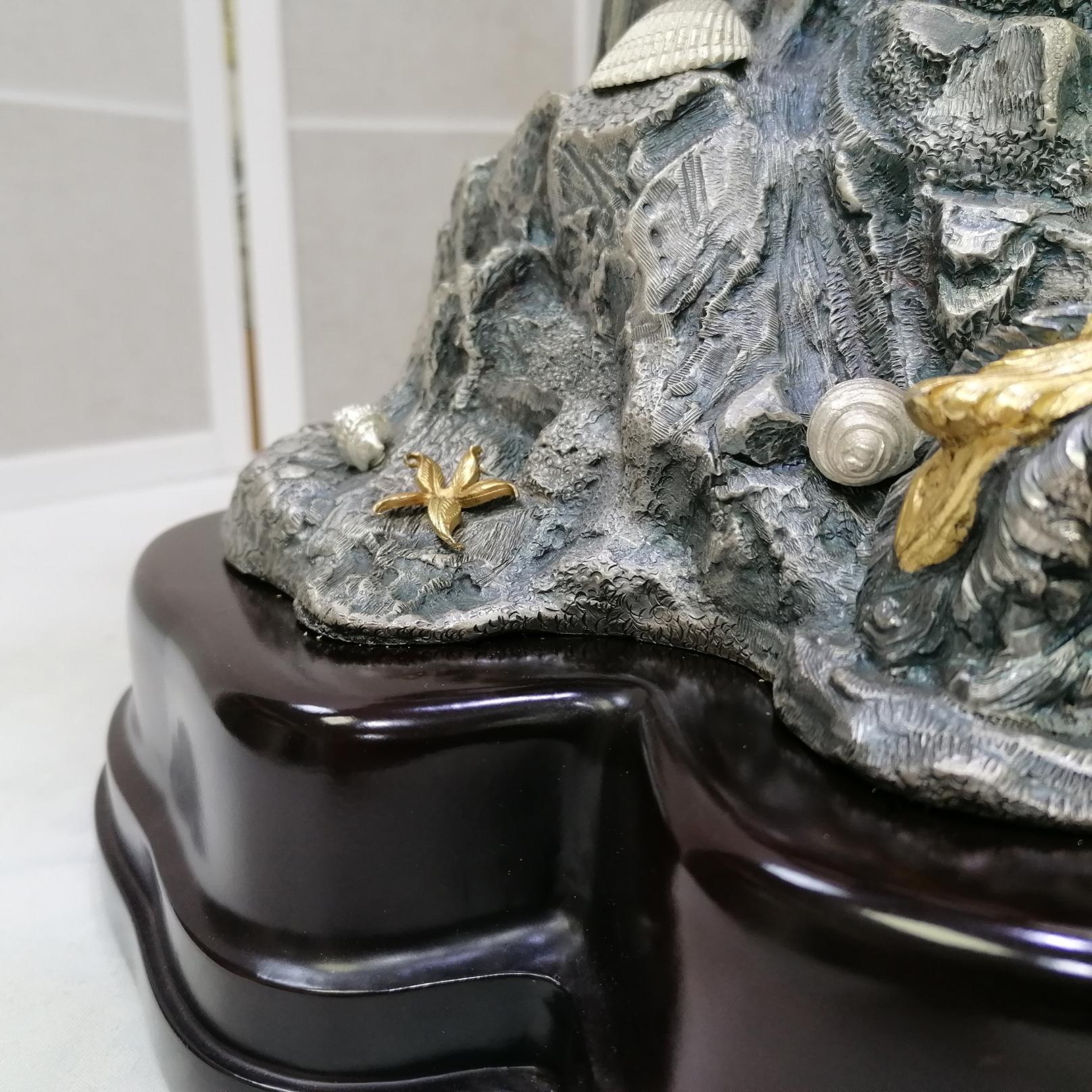 Candelabro italiano d'argento del XX secolo Ercole e Hidra su base di legno in vendita 4