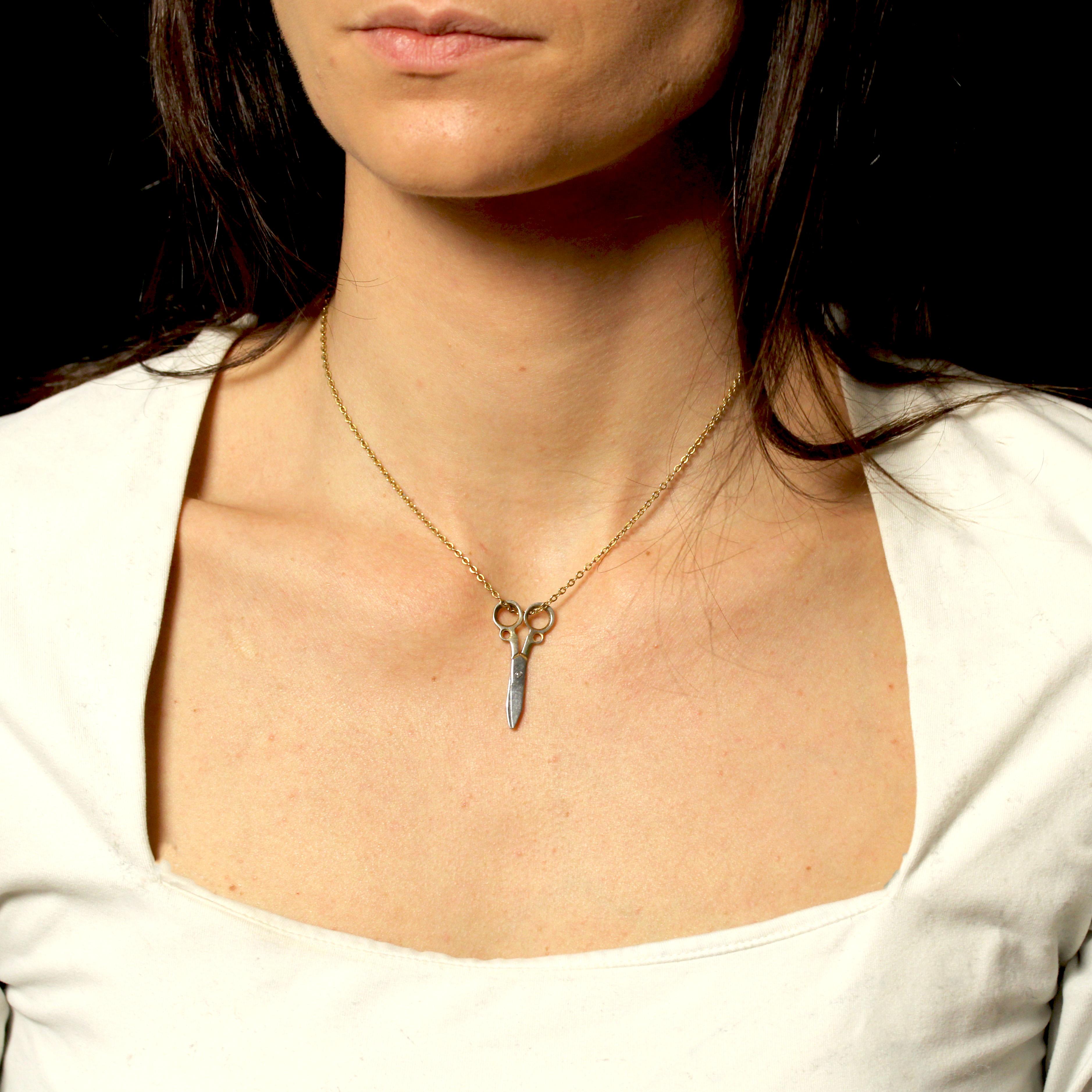 Pendant in silver.
This antique pendant represents a pair of scissors. The chain can be threaded through the scissor rings.
Pendant sold alone without its presentation chain.
Height : 3.4 cm approximately, width : 15 mm approximately, thickness :
