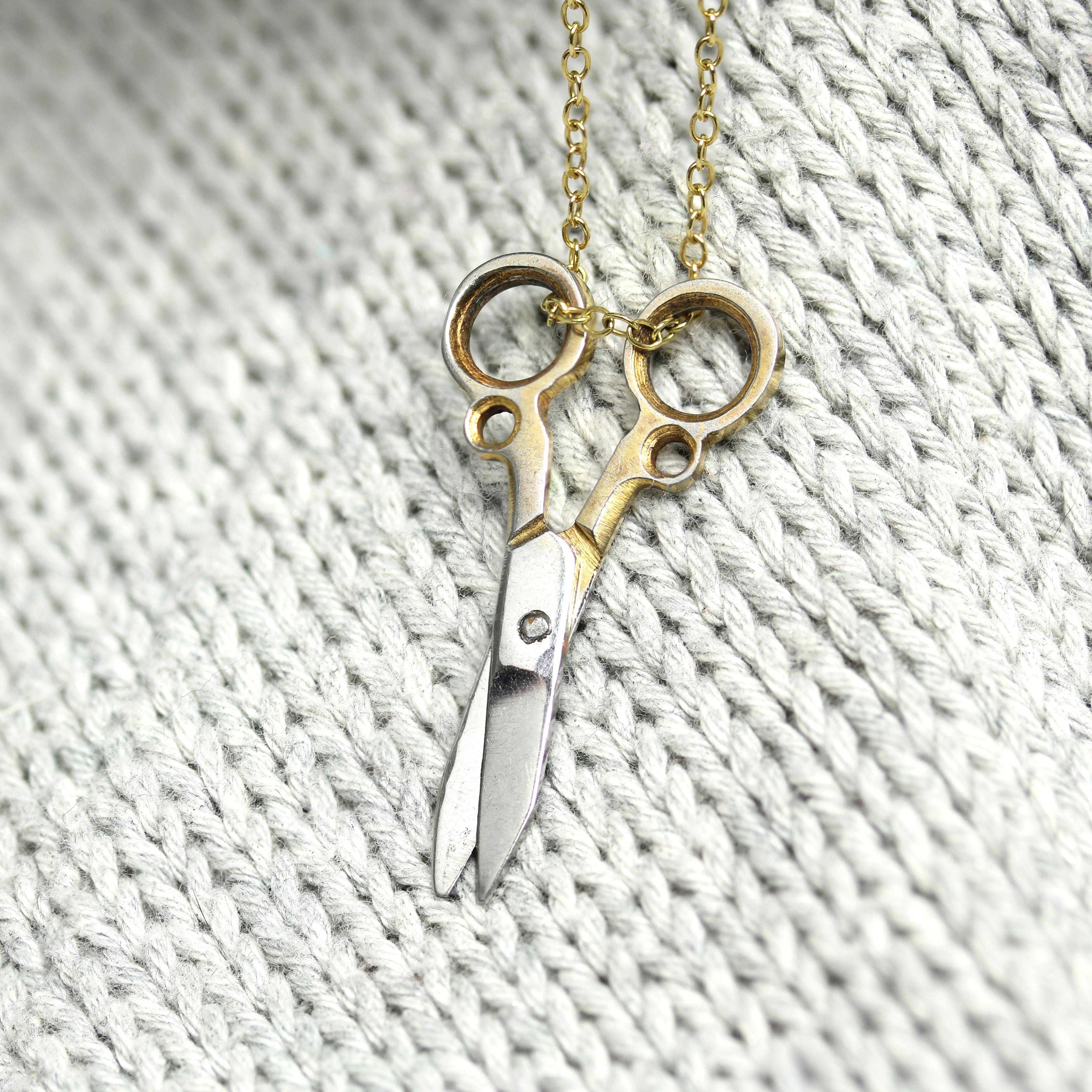 20th Century Silver Pair of Scissors Charm Pendant In Good Condition In Poitiers, FR