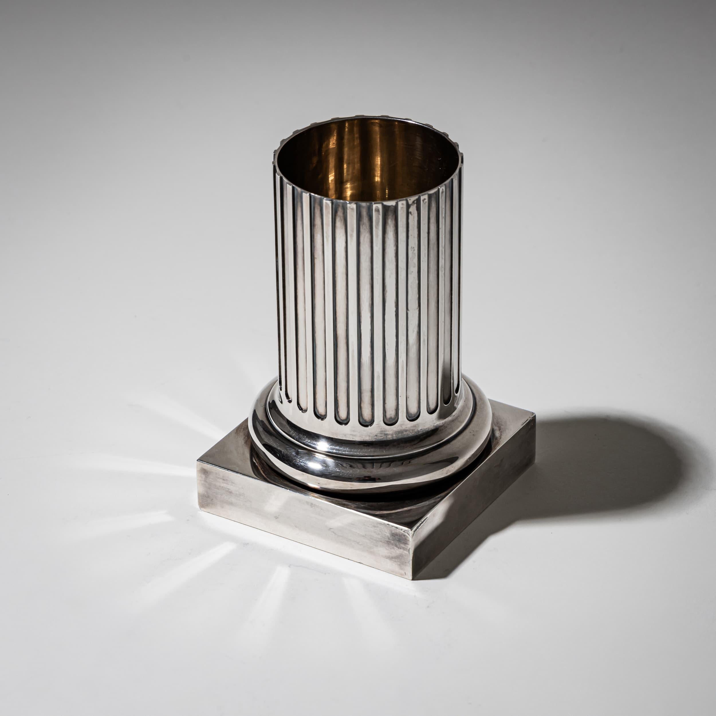 Raffinierter Stifthalter in Form einer klassischen Säule, gefertigt aus massivem Sterlingsilber von Bulgari. Gewicht: 450 g. Gestempelt: BVLGARI, Sterling Silber 925, Hergestellt in Italien, Seriennummer BD10054