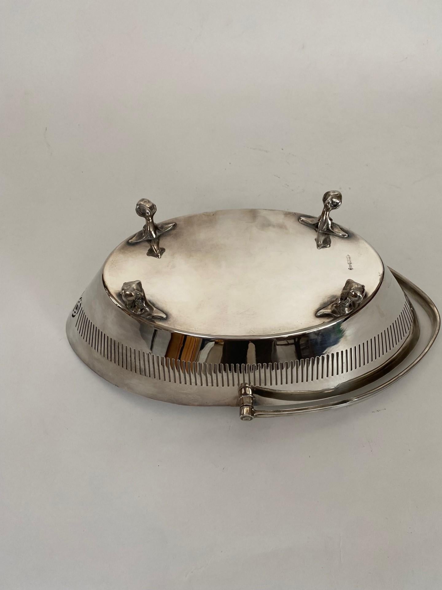20th Century Silver Plate English Oval Basket with Handle on Ball & Claw Feet  For Sale 7