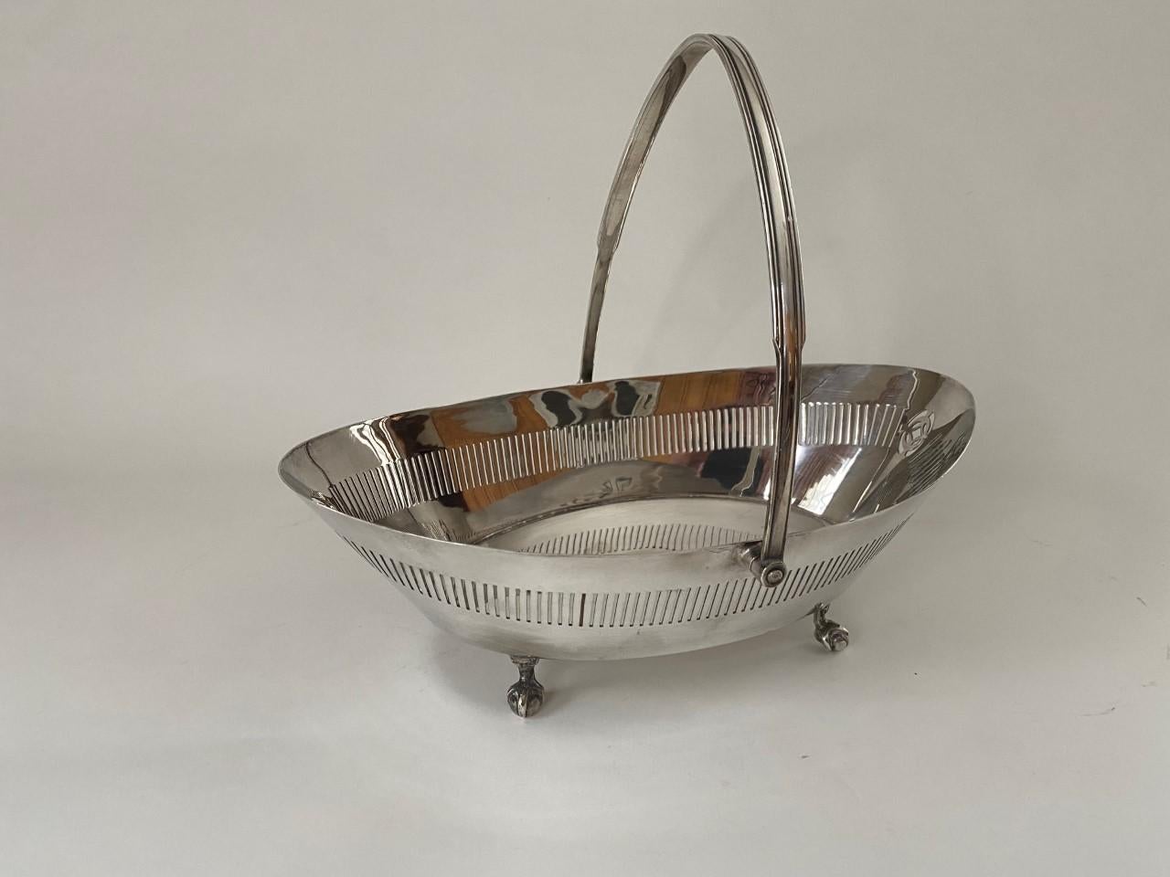 20th Century Silver Plate English Oval Basket with Handle on Ball & Claw Feet  In Good Condition For Sale In North Salem, NY