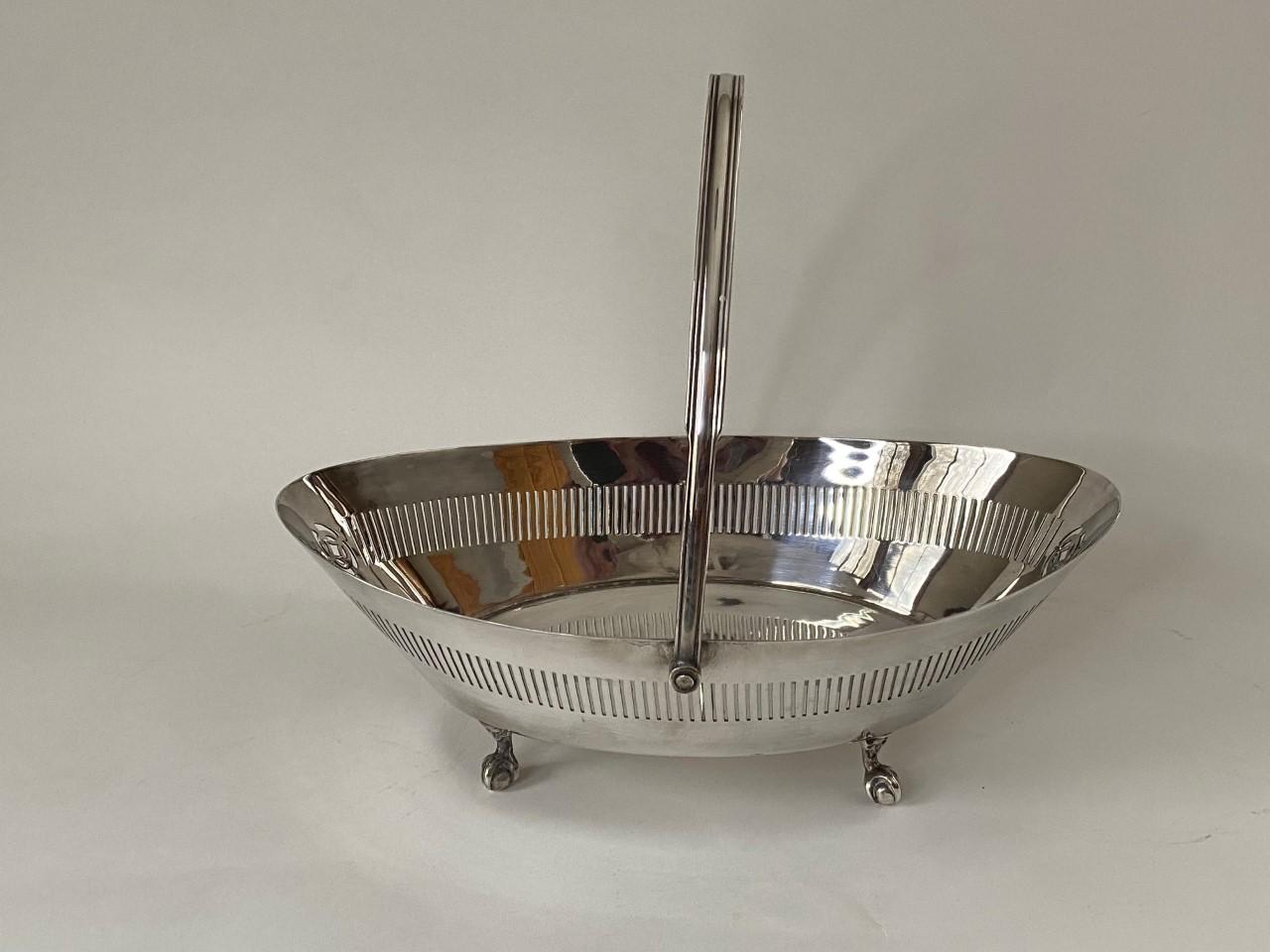 20th Century Silver Plate English Oval Basket with Handle on Ball & Claw Feet  For Sale 1