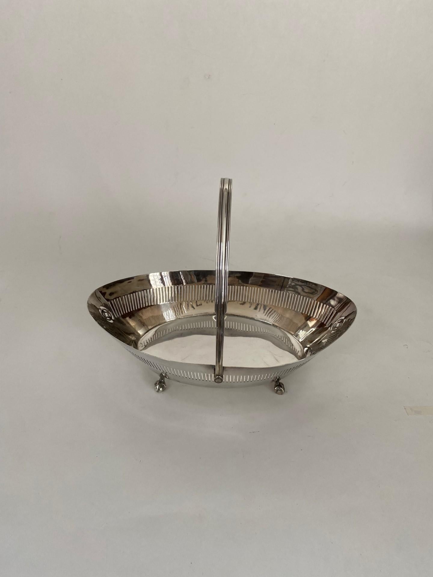 20th Century Silver Plate English Oval Basket with Handle on Ball & Claw Feet  For Sale 2