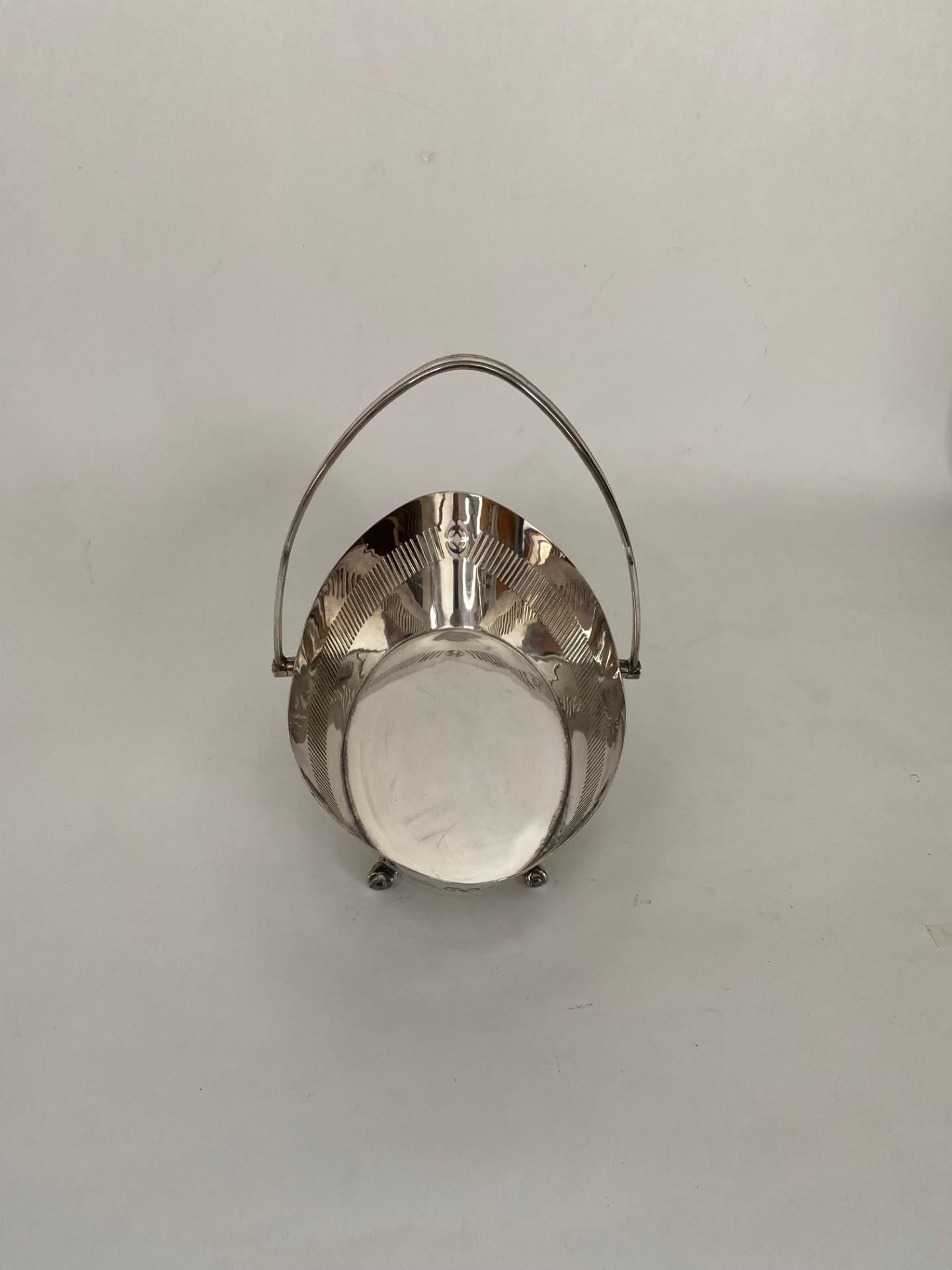 20th Century Silver Plate English Oval Basket with Handle on Ball & Claw Feet  For Sale 3