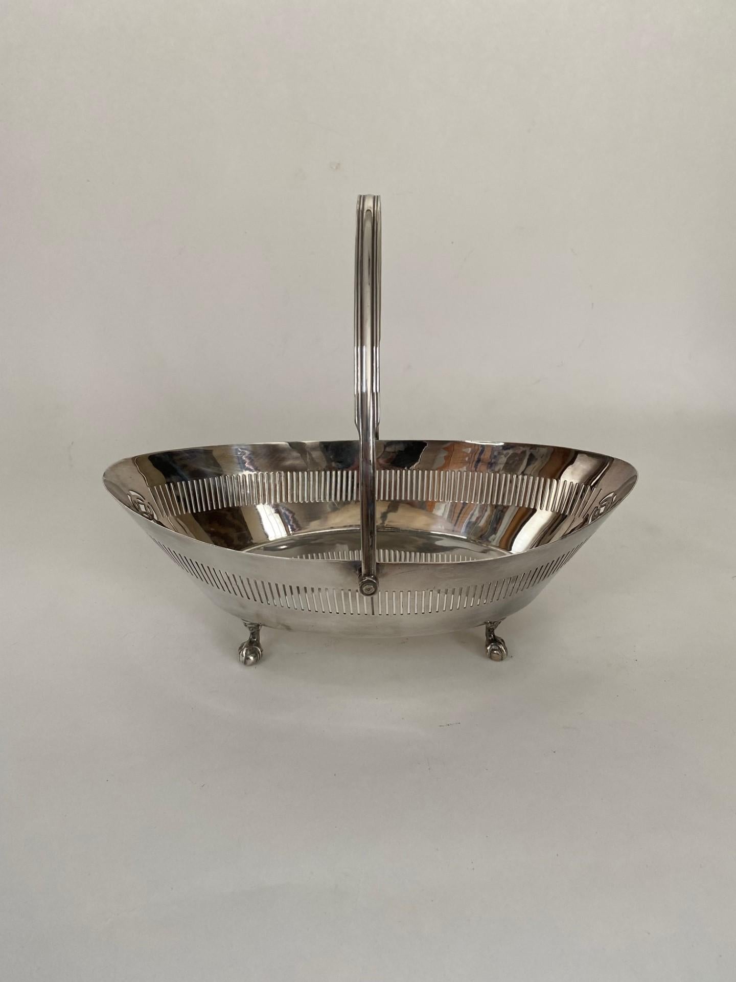 20th Century Silver Plate English Oval Basket with Handle on Ball & Claw Feet  For Sale 5