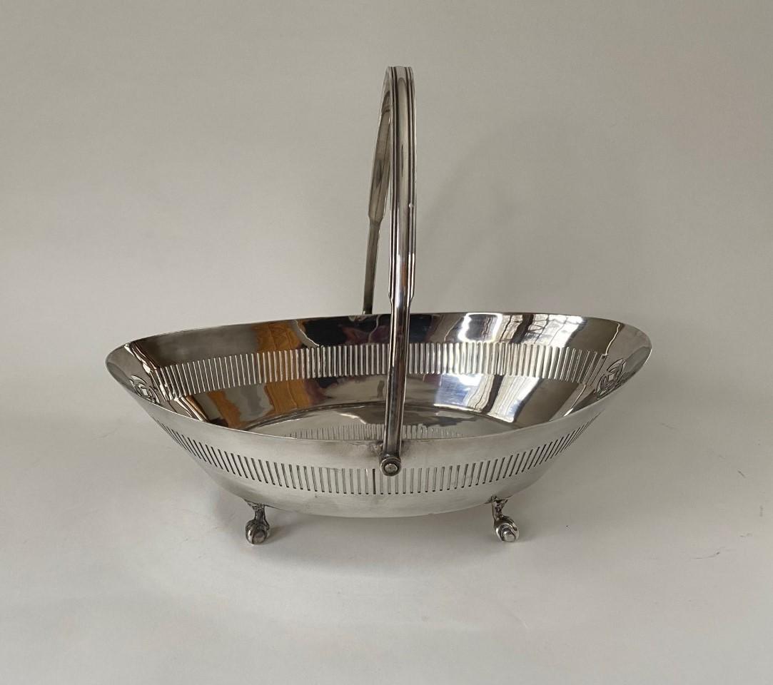 20th Century Silver Plate English Oval Basket with Handle on Ball & Claw Feet  For Sale 6