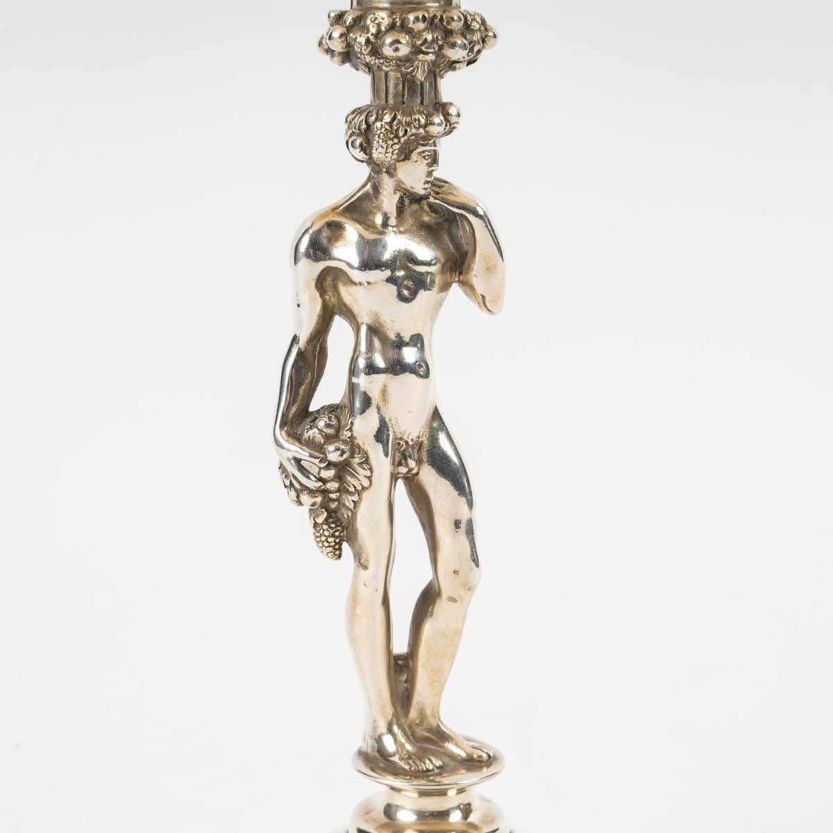 Ciotola in argento del XX secolo.

Una ciotola argentata del XX secolo in stile greco/romano.
H. 21cm, P. 13cm