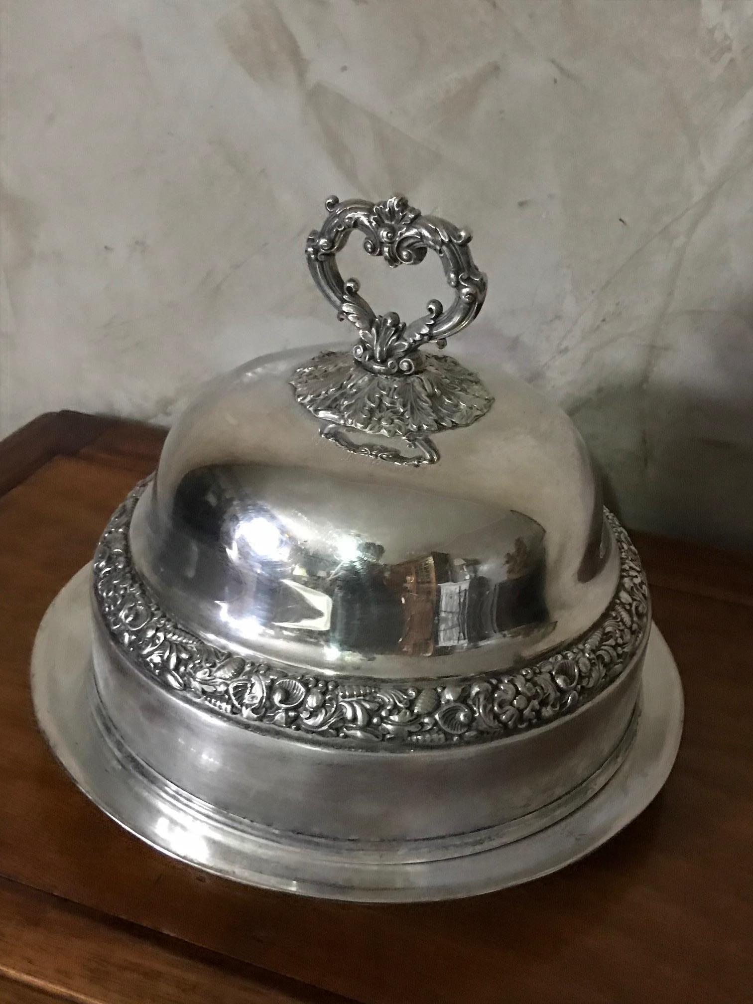 Very nice 20th century silver plated domed dish covered plate from the 1920s.
Beautiful carved silver plated work. Nice handle.
Good quality and condition.