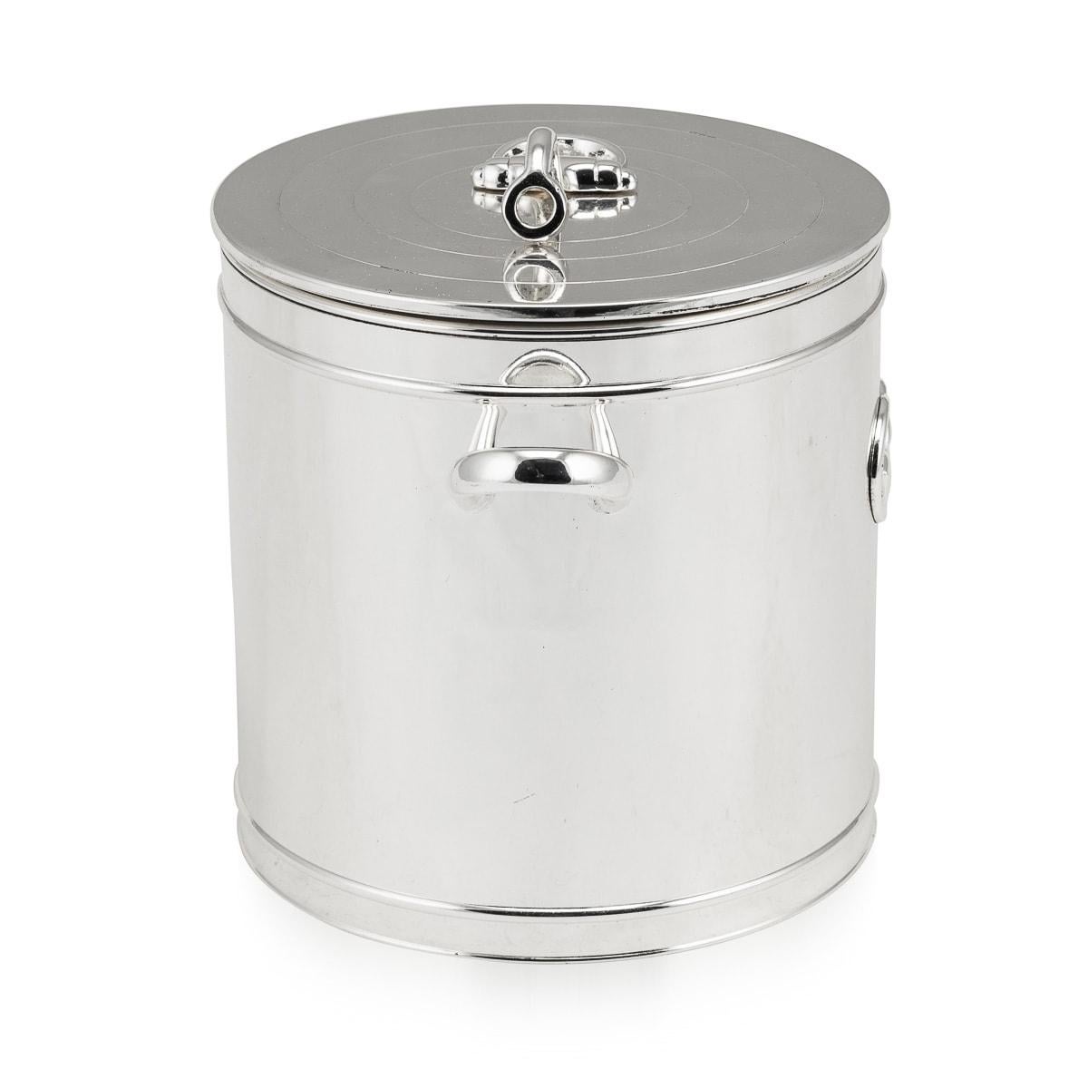 Elevate your gatherings with this Gucci ice bucket in silver plate, a vintage piece from circa 1980 that epitomises Italian craftsmanship and timeless elegance. Enclosed in its original box, the ice bucket seamlessly integrates the brand's iconic