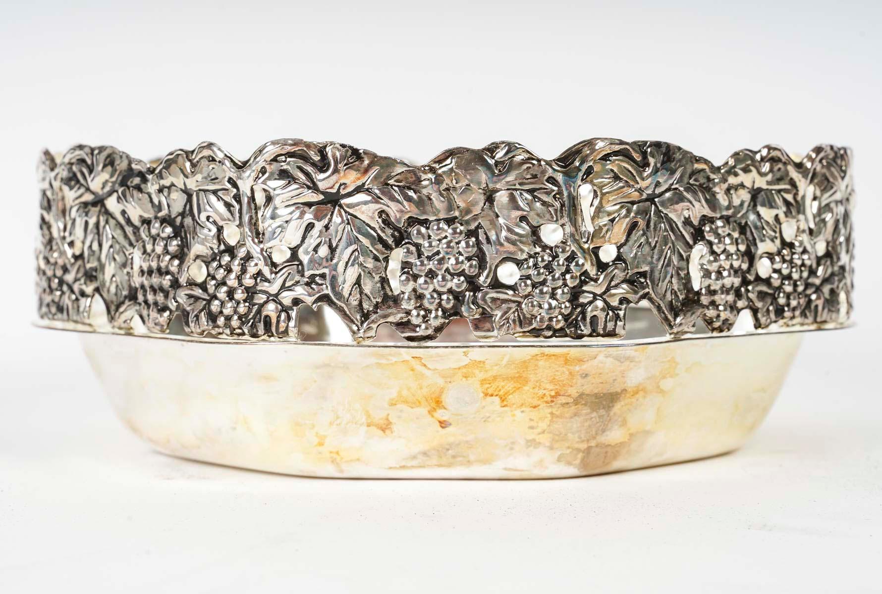20th Century silver plated metal bowl.

Silver-plated metal bowl with vine decorations, 20th century.
h: 8cm, d: 22cm