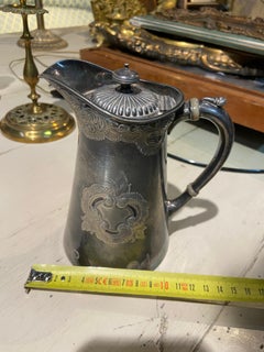 Petite théière en métal argenté du 20ème siècle gravée, estampillée en bas