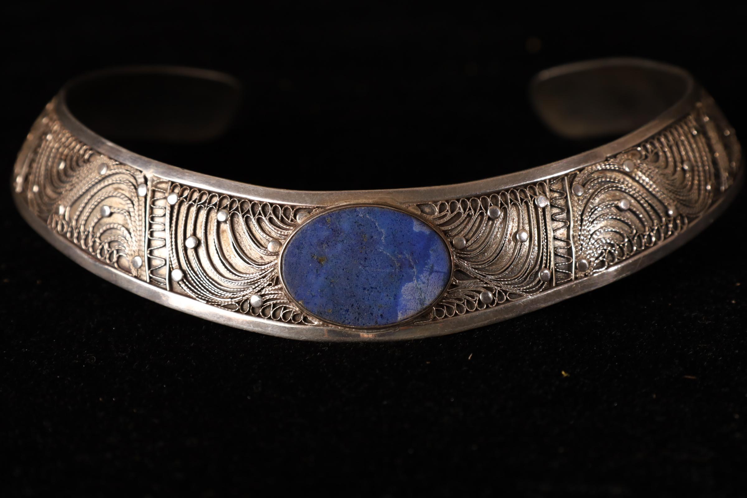 Poker d'argento del XX secolo con Lapislazzuli - Realizzato a mano

Questo elegante attizzatoio del XX secolo è realizzato in argento massiccio e incastonato con un sorprendente lapislazzuli cabochon. La pietra blu intenso (2 × 2,5 cm) aggiunge un