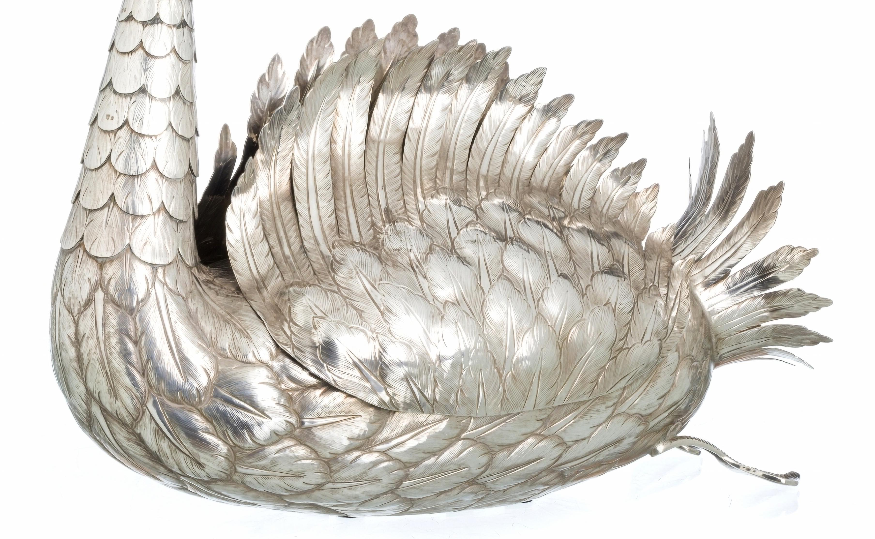 Scatola di fiori di cigno d'argento del XX secolo

grande scultura in argento, con collo e ali articolate, occhi in vetro. Con contrasto 'aquila' di 925 mil in uso dal 1985 al 2020, piccoli segni d'uso.
Peso approssimativo: 3.460 g
Dimensioni: 46 x