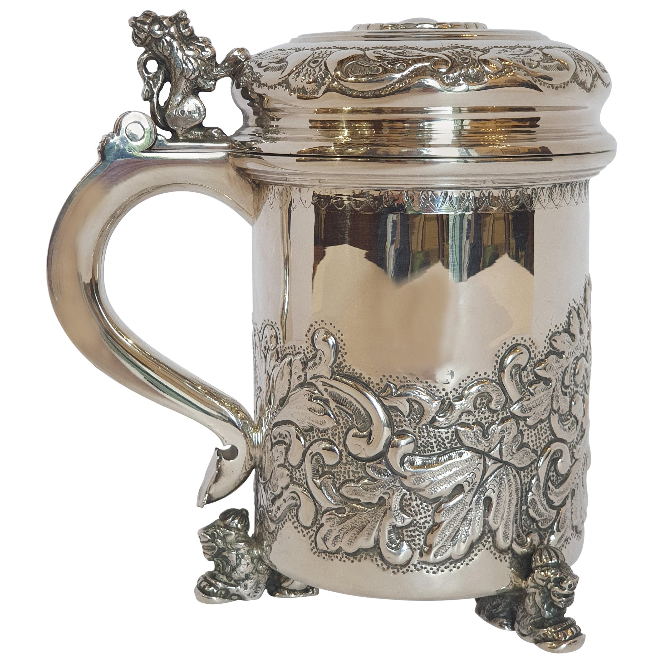 Silberner Tankard des 20. Jahrhunderts mit figuralen Löwenakzenten, Ungarn, 1996 im Angebot