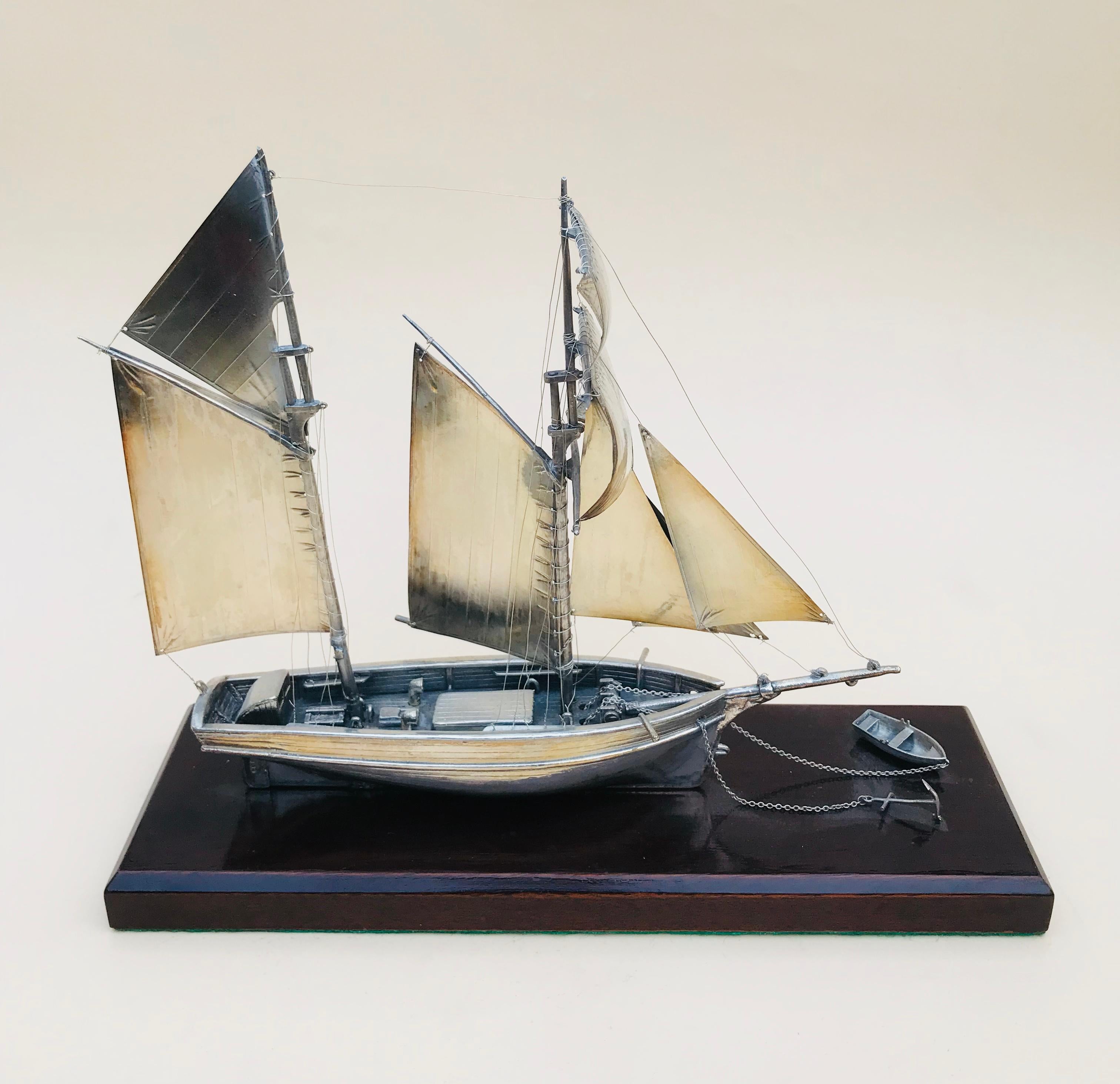 silberne zweimastige Yacht des 20. Jahrhunderts:: Schreibtisch-Ornament (Moderne der Mitte des Jahrhunderts) im Angebot