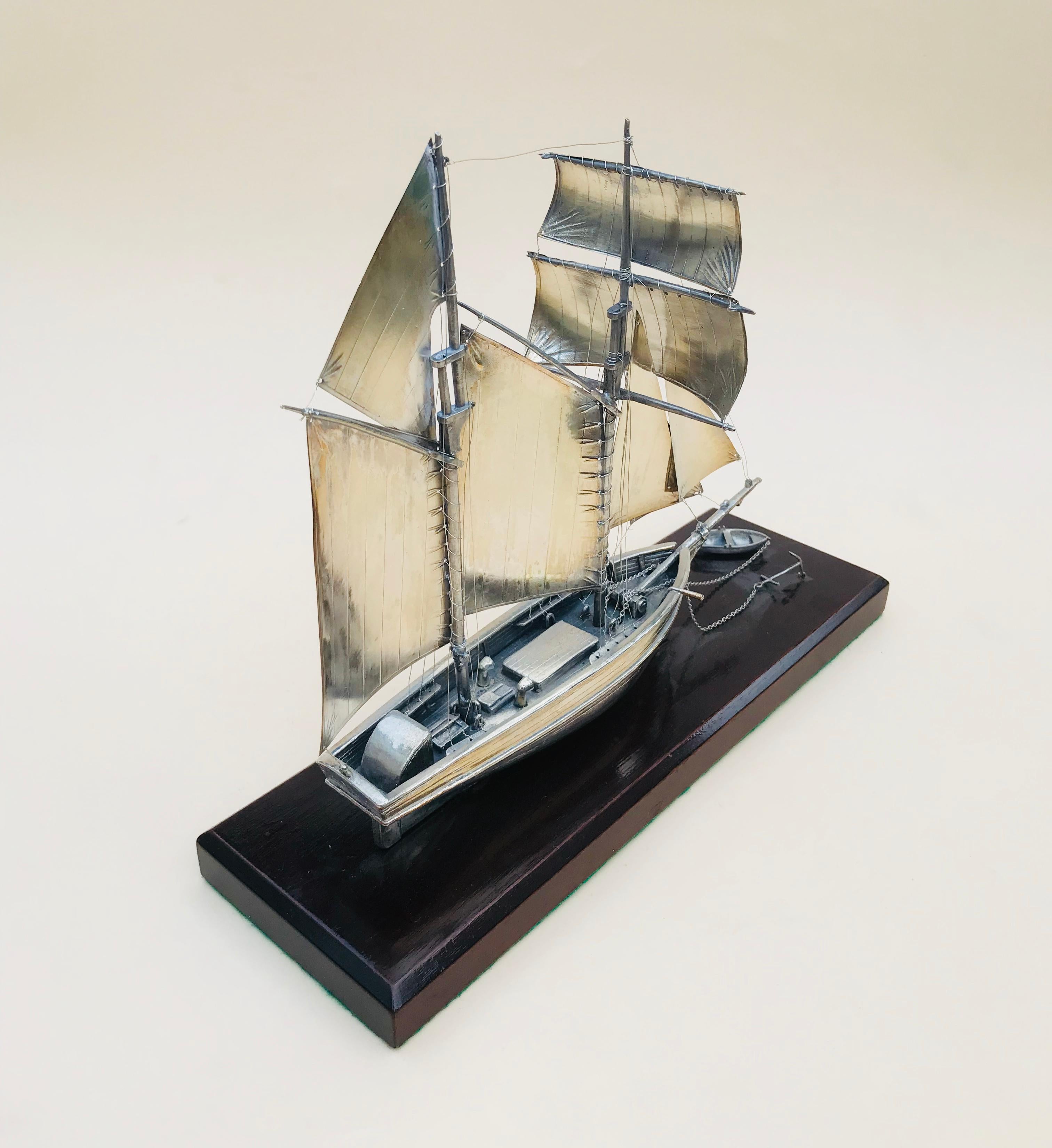 silberne zweimastige Yacht des 20. Jahrhunderts:: Schreibtisch-Ornament im Angebot 1