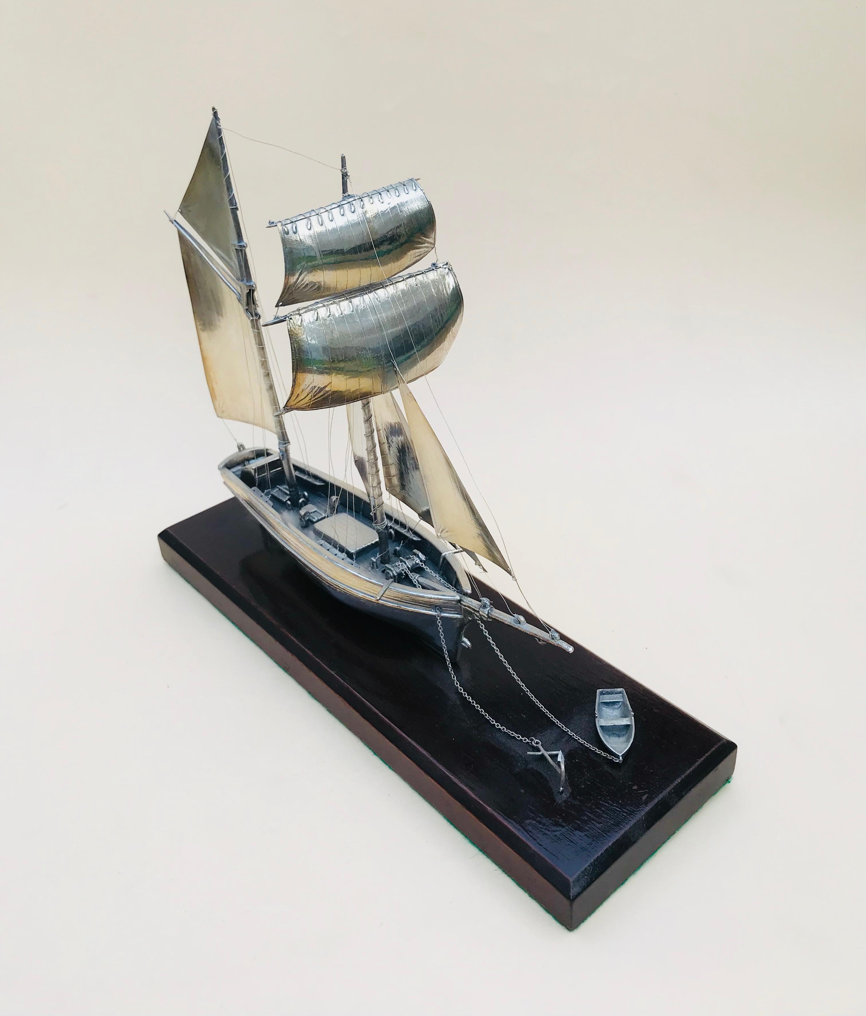 silberne zweimastige Yacht des 20. Jahrhunderts:: Schreibtisch-Ornament im Angebot 2