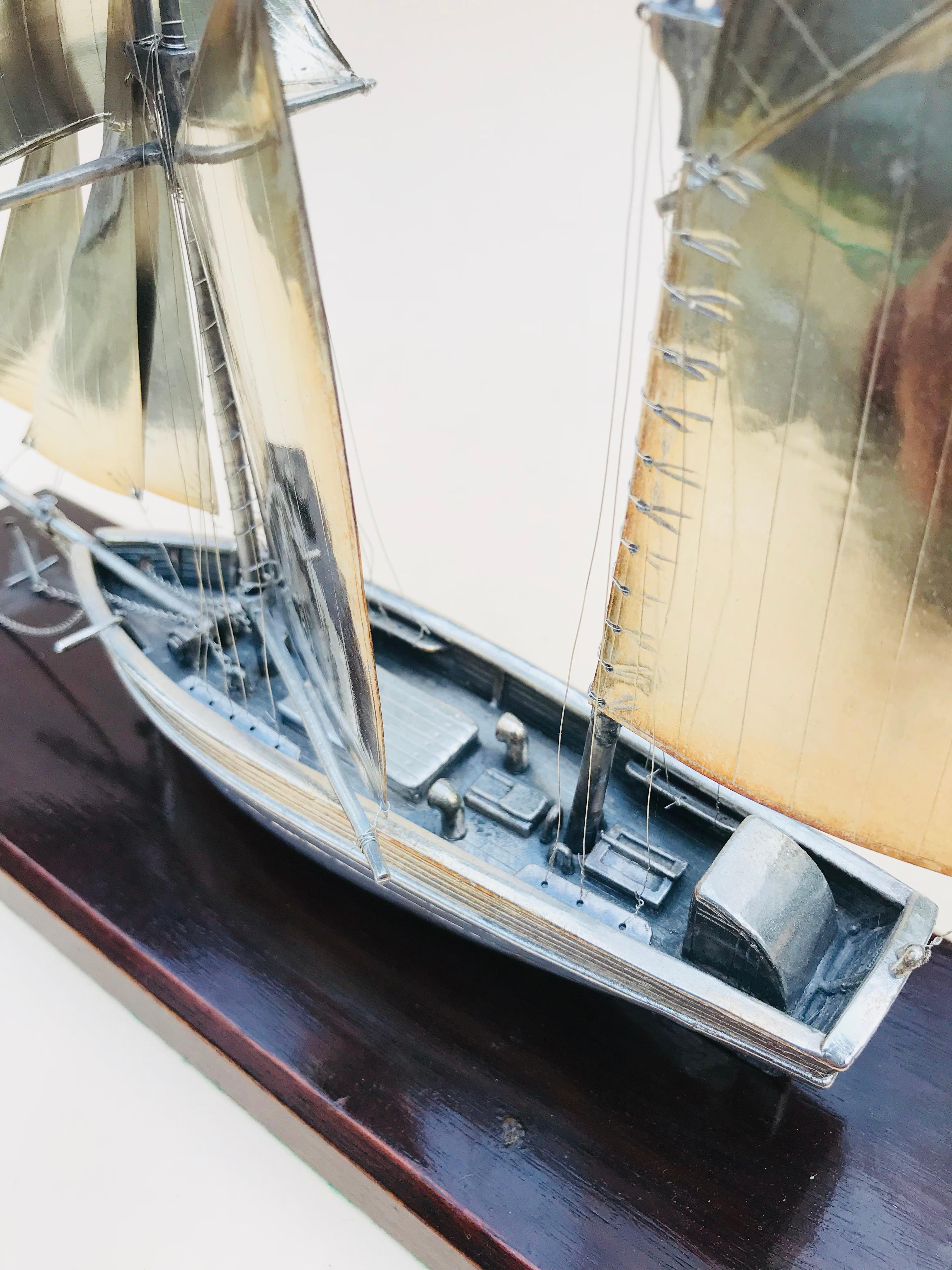 silberne zweimastige Yacht des 20. Jahrhunderts:: Schreibtisch-Ornament im Angebot 3