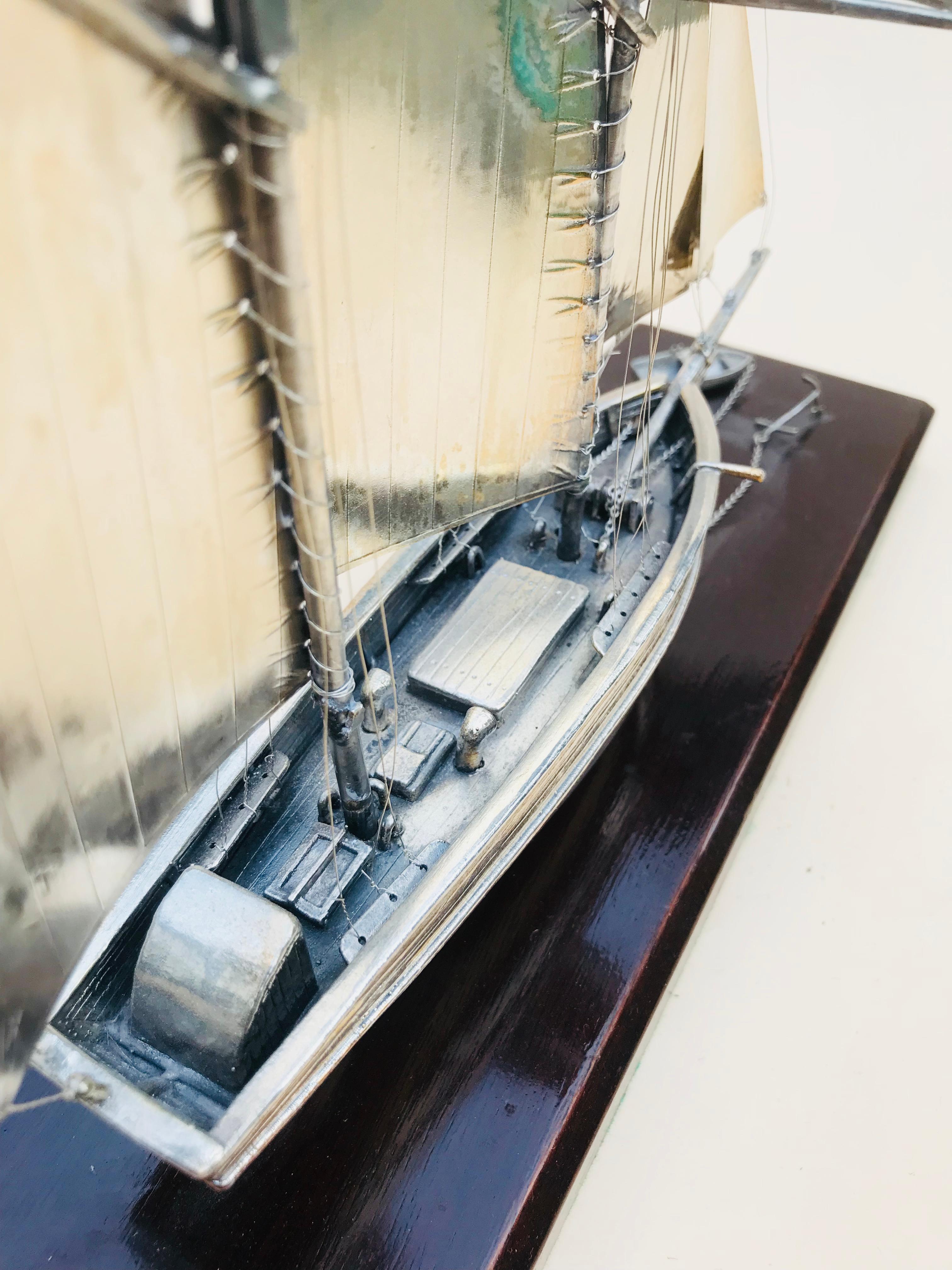 silberne zweimastige Yacht des 20. Jahrhunderts:: Schreibtisch-Ornament im Angebot 4