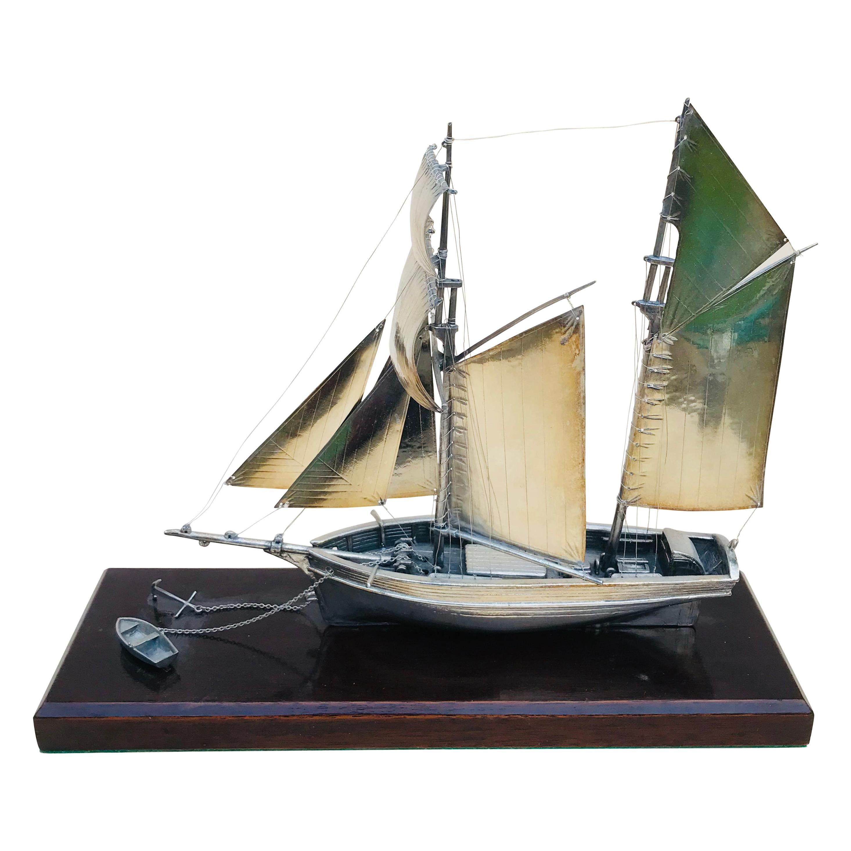 silberne zweimastige Yacht des 20. Jahrhunderts:: Schreibtisch-Ornament im Angebot