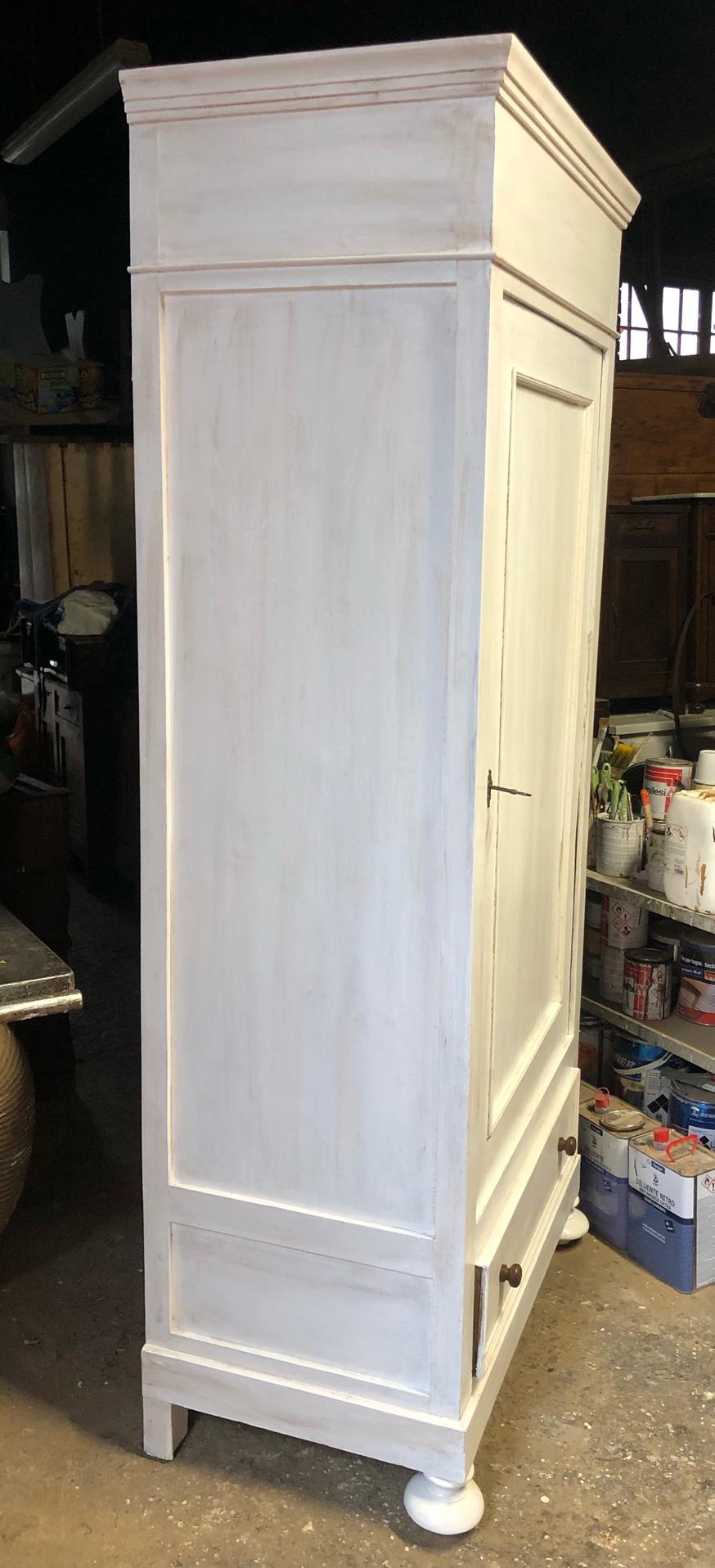 20th Century Single door wardrobe in fir, patinated white, with external drawer and clothes rail. Onion paws.
The furniture is not completely disassembled.
The internal useful depth is 50 cm.
Comes from an old country house in the Lucca area of