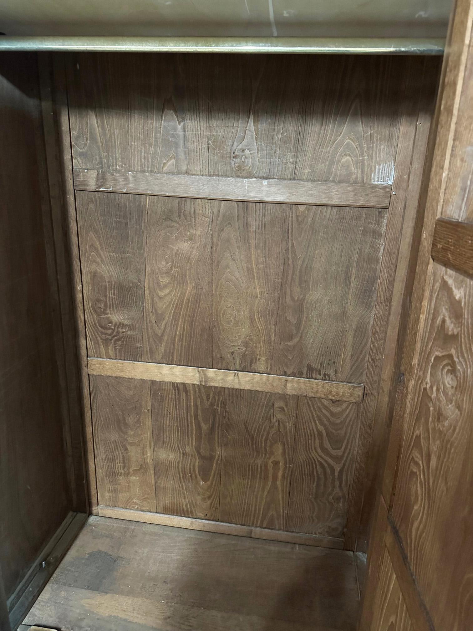 Armoire à portes italiennes du 20e siècle en noyer massif avec miroir extérieur en vente 4