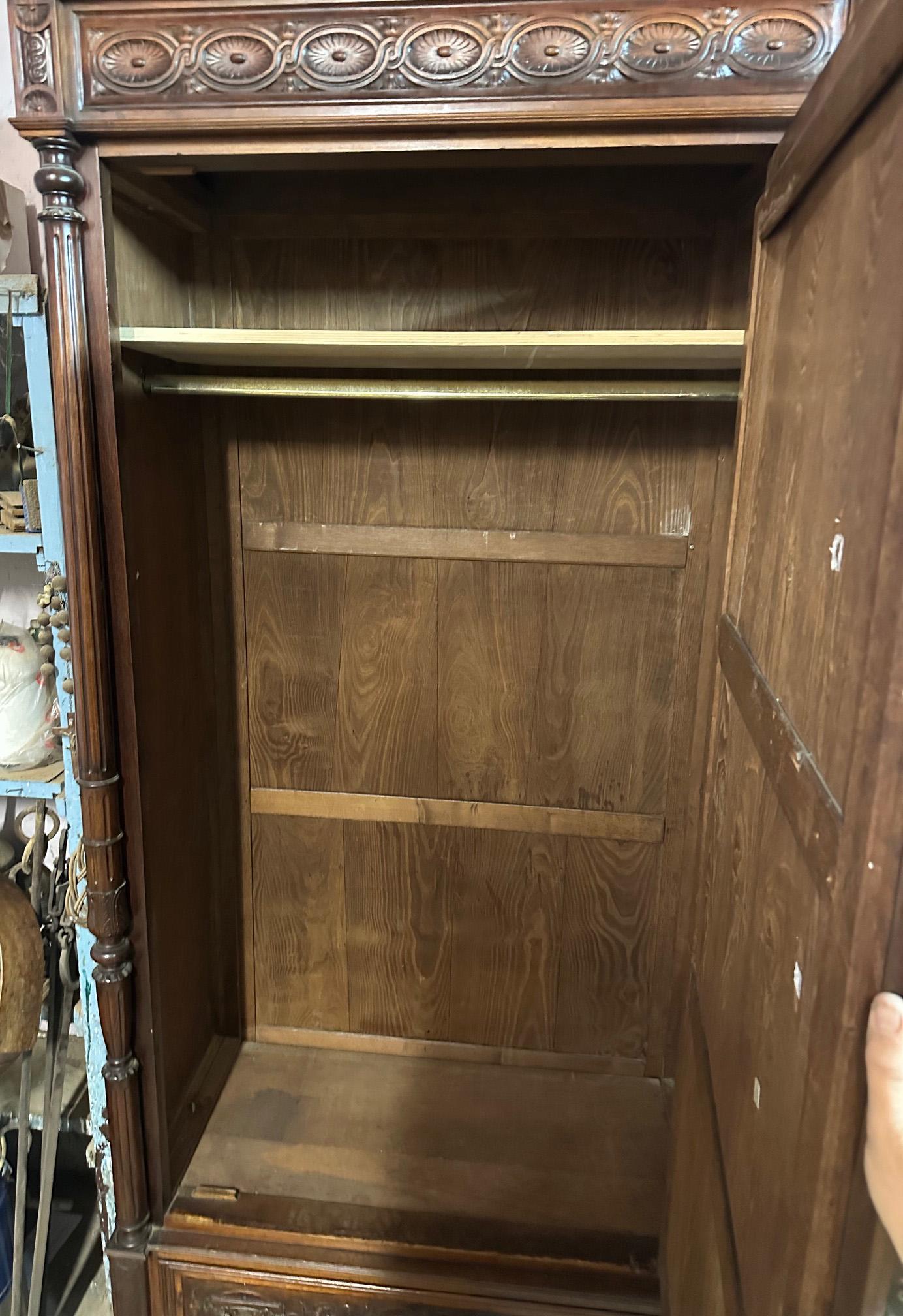 Armoire à portes italiennes du 20e siècle en noyer massif avec miroir extérieur en vente 5