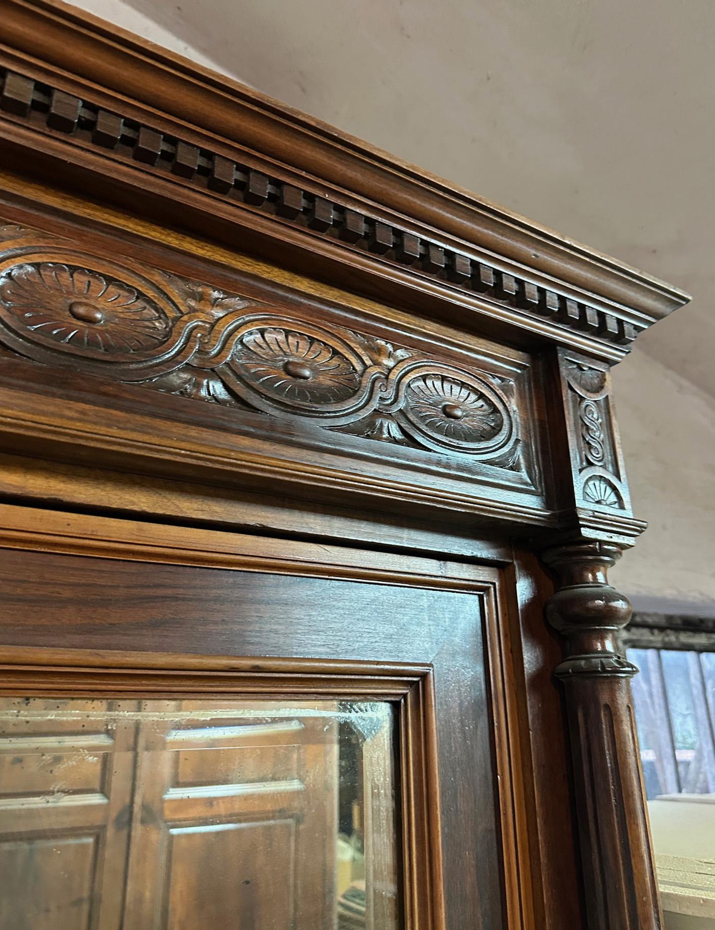 Armoire à portes italiennes du 20e siècle en noyer massif avec miroir extérieur en vente 7