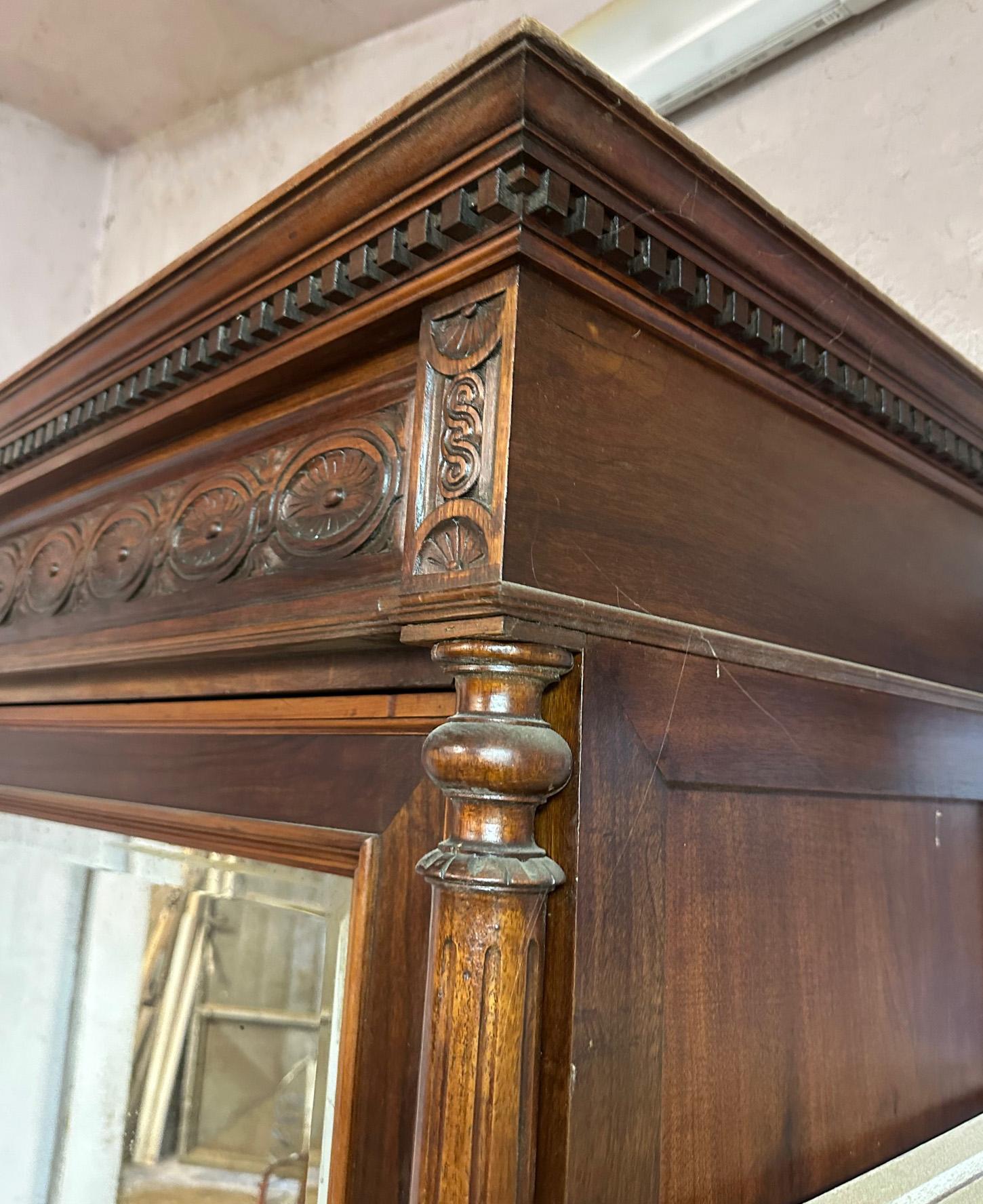 Armoire à portes italiennes du 20e siècle en noyer massif avec miroir extérieur en vente 8