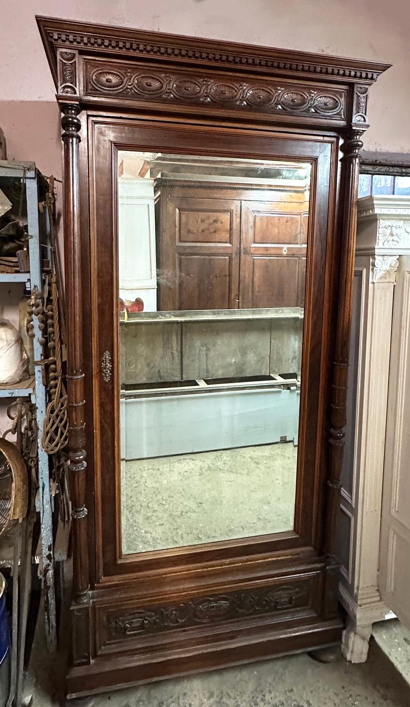 20e siècle Armoire italienne à une porte en noyer massif avec miroir extérieur, tiroir intérieur et tringle à vêtements.
Le meuble peut être entièrement démonté en 10 pièces et peut être facilement remonté en 10 minutes.
Compte tenu du poids de la