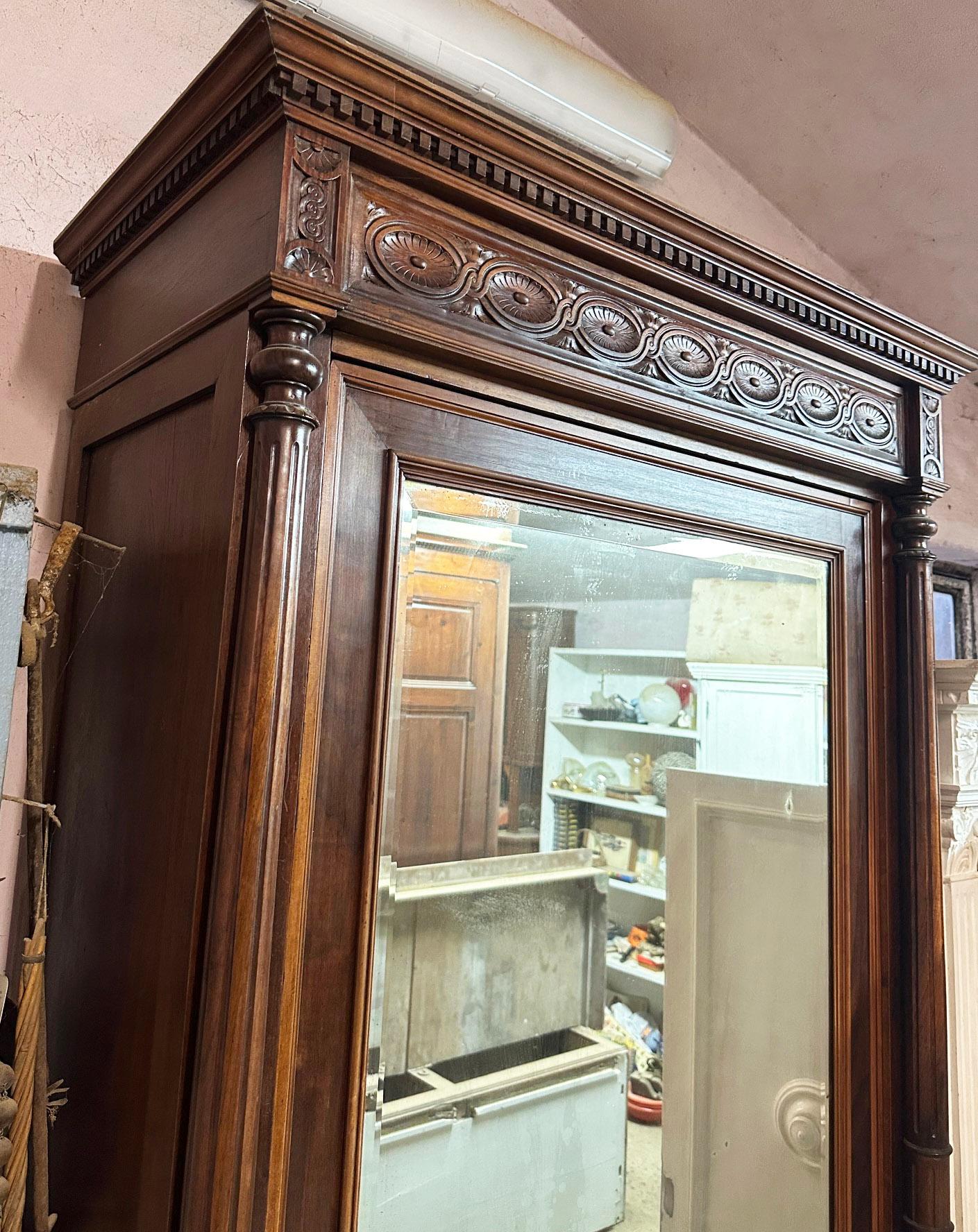 Rustique Armoire à portes italiennes du 20e siècle en noyer massif avec miroir extérieur en vente